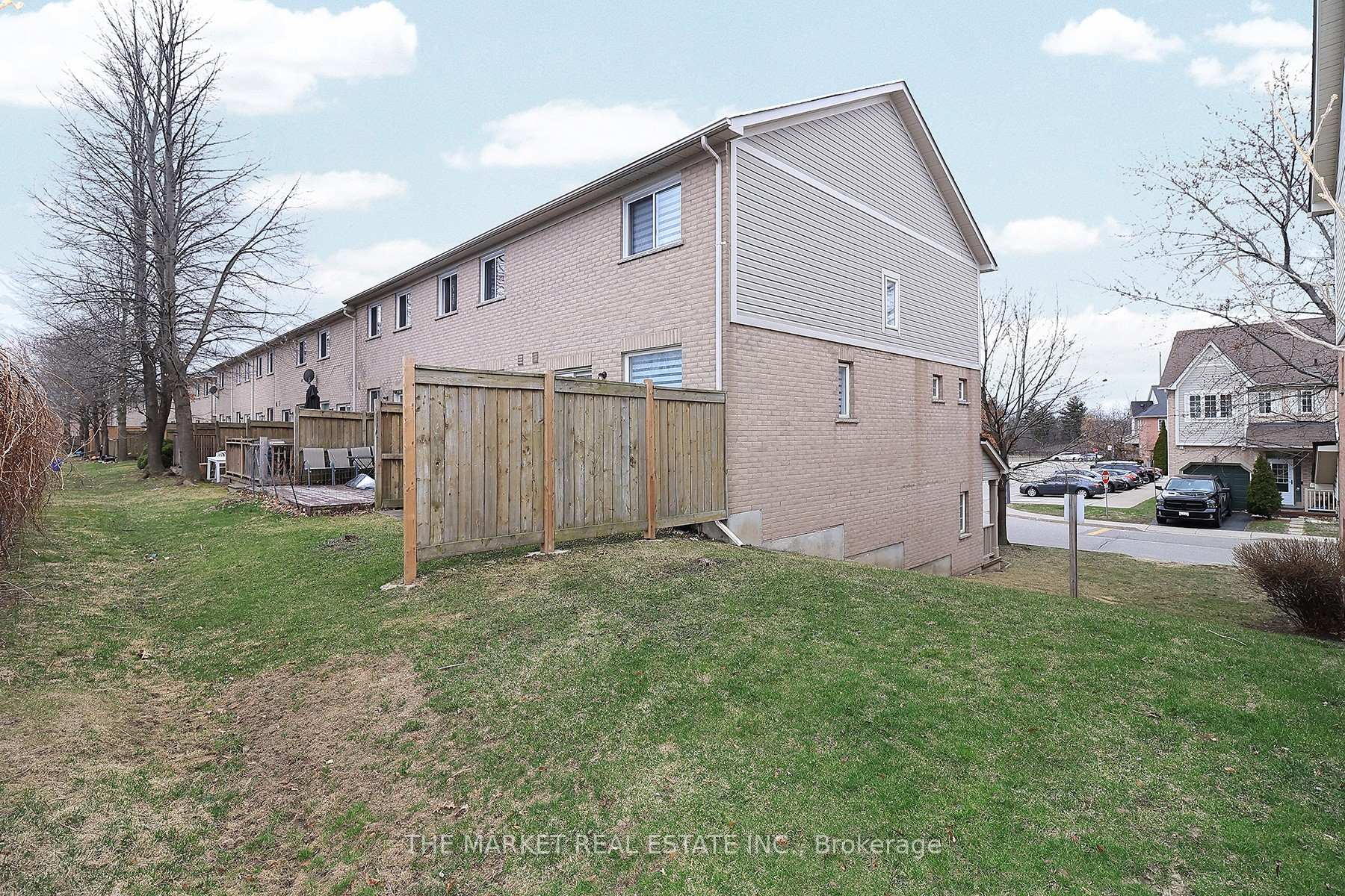 3 Bedrooms Condo at 7190 Atwood, Mississauga For sale