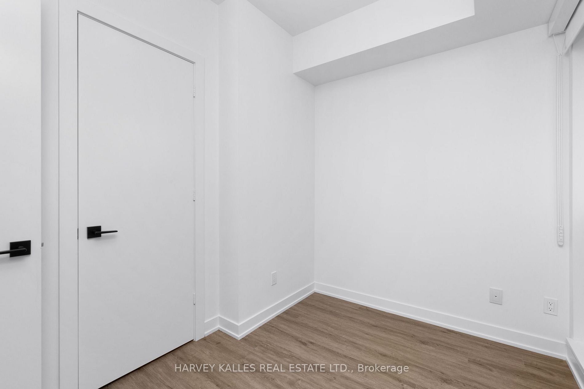 327 King Street W 4504