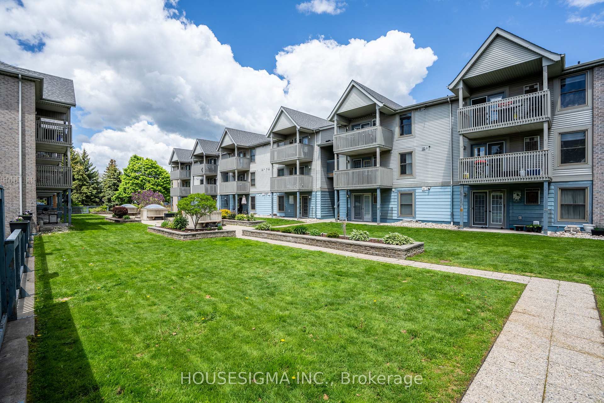 2 Bedrooms Condo at 2010 Cleaver, Burlington For sale