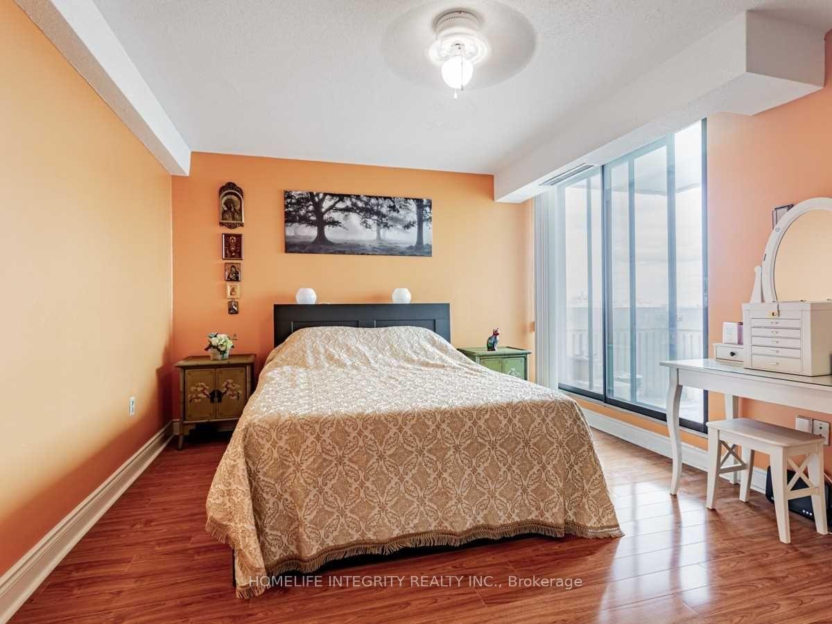 3 Bedrooms Condo at 150 Neptune, Toronto For sale