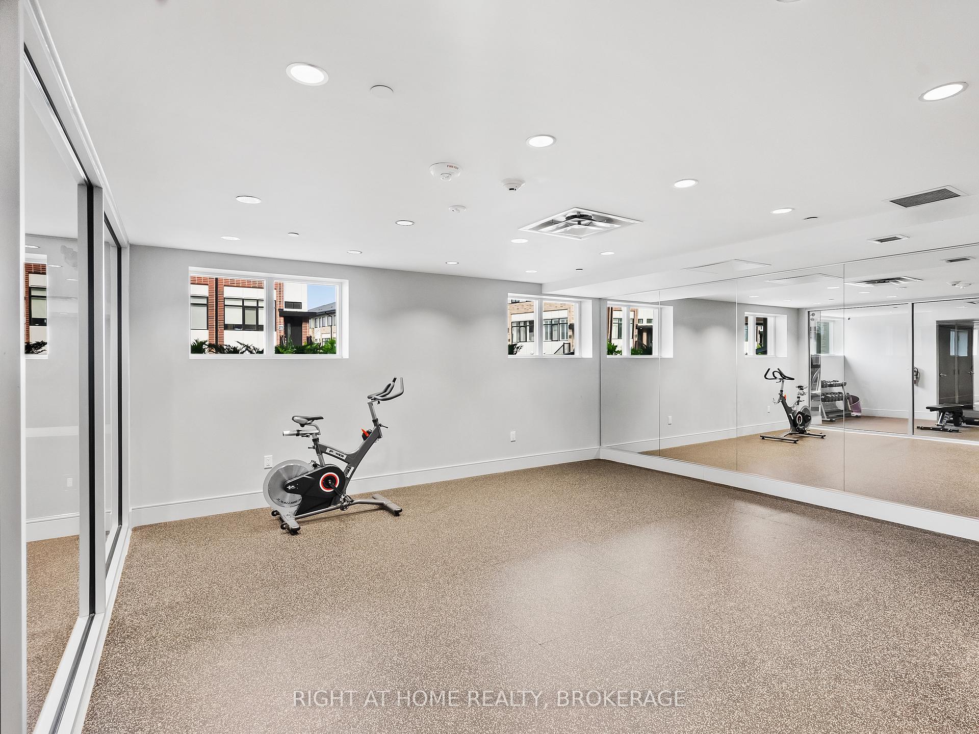 2 Bedrooms Condo at 16 Markle, Hamilton For sale