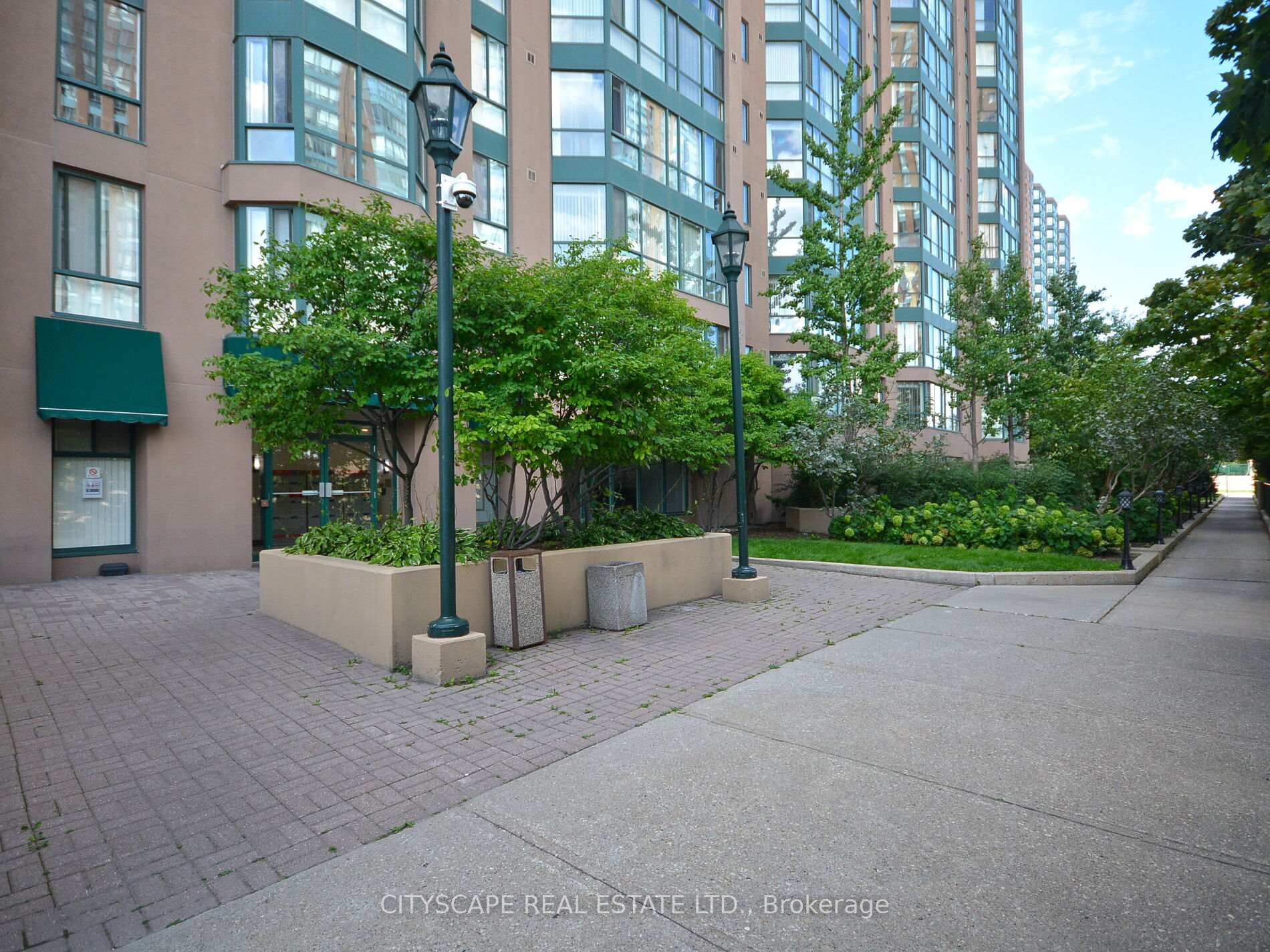 3 Bedrooms Condo at 145 Hillcrest, Mississauga For sale