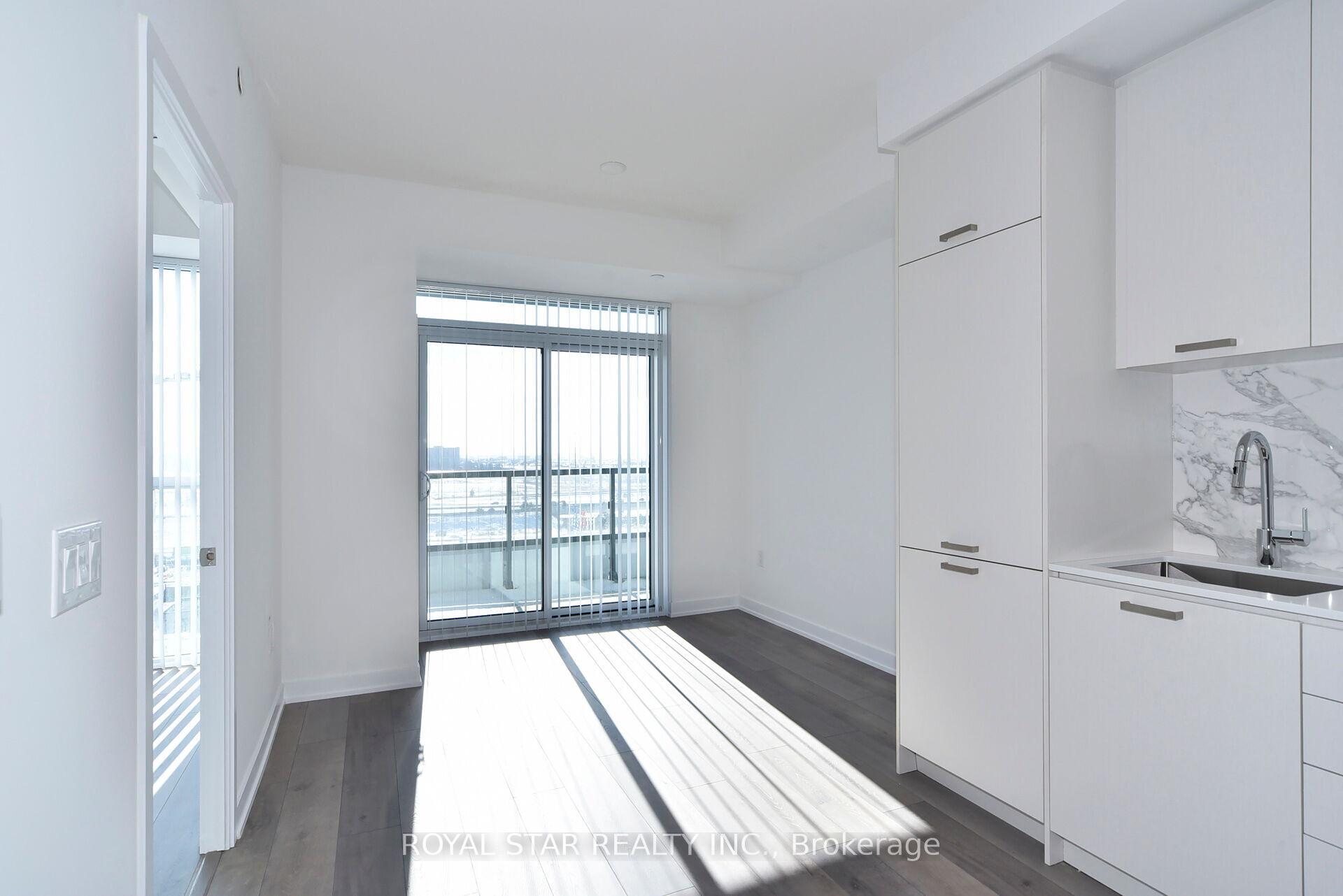 2 Bedrooms Condo at 10 Honeycrisp, Vaughan For sale