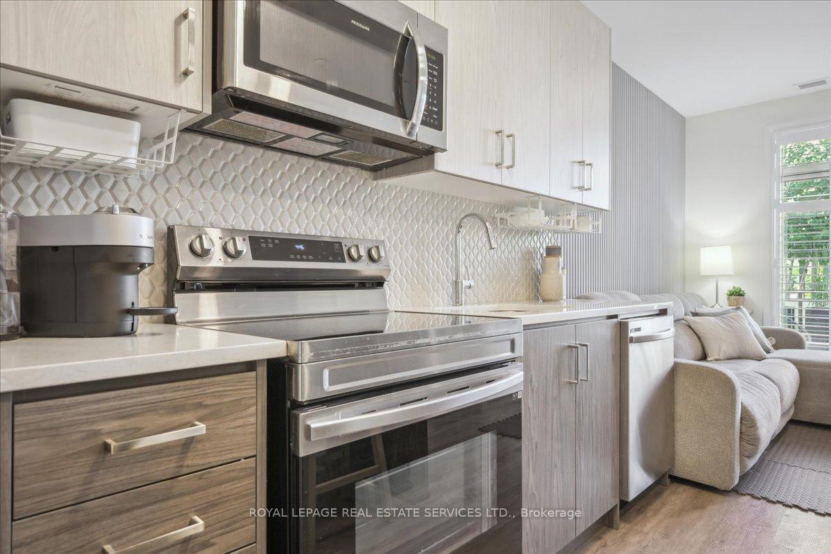 2 Bedrooms Condo at 95 DUNDAS, Oakville For sale
