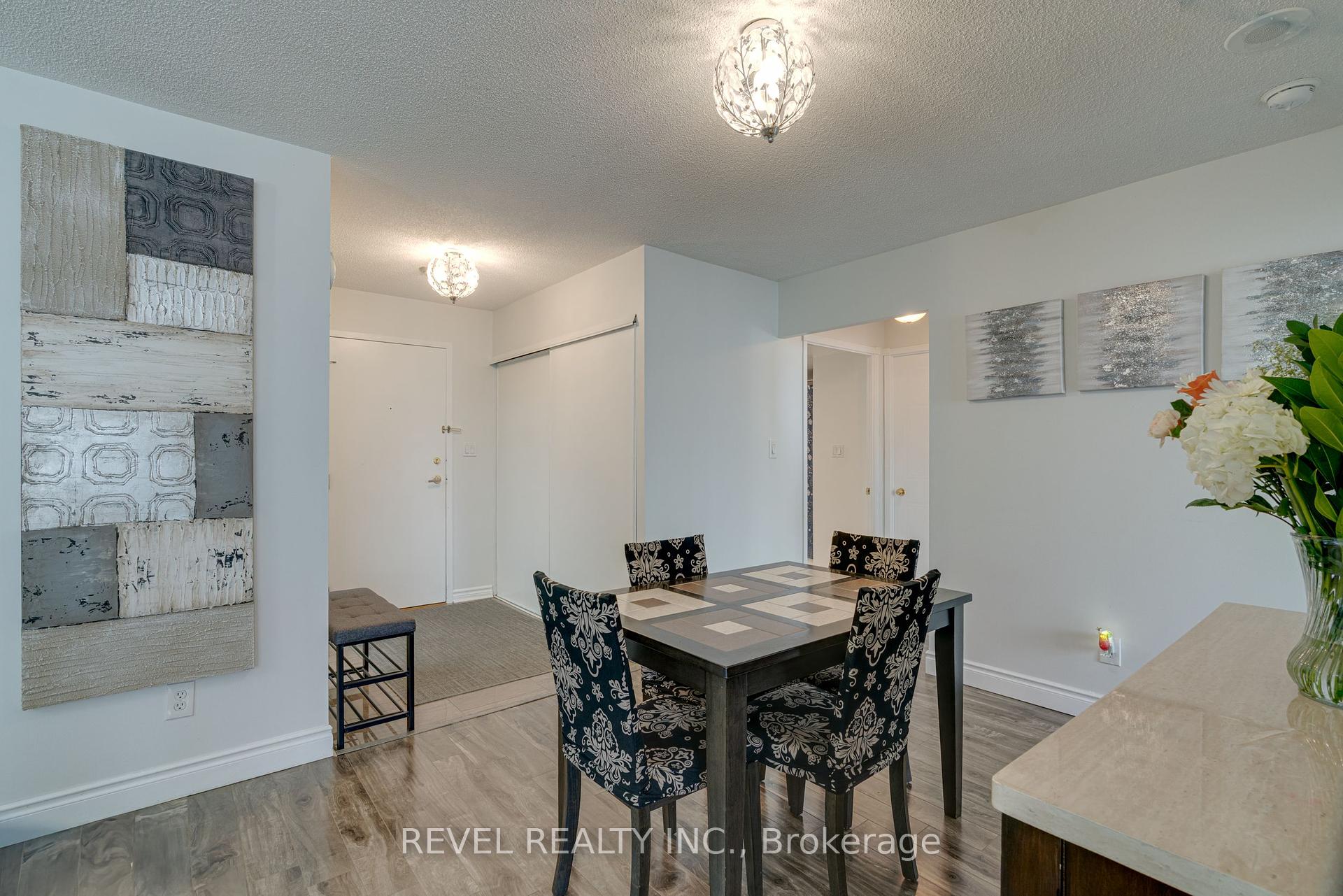 3 Bedrooms Condo at 135 Hillcrest, Mississauga For sale