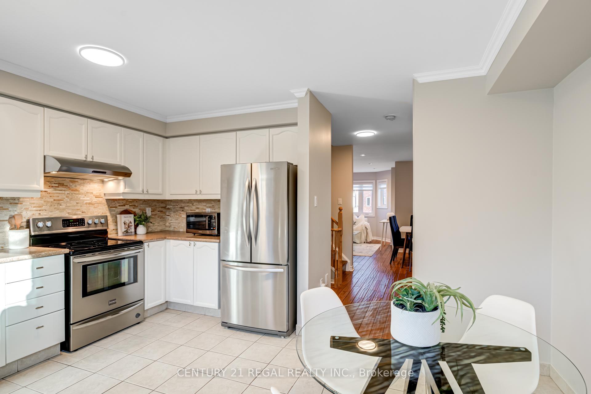 3 Bedrooms Condo at 45 Bristol, Mississauga For sale