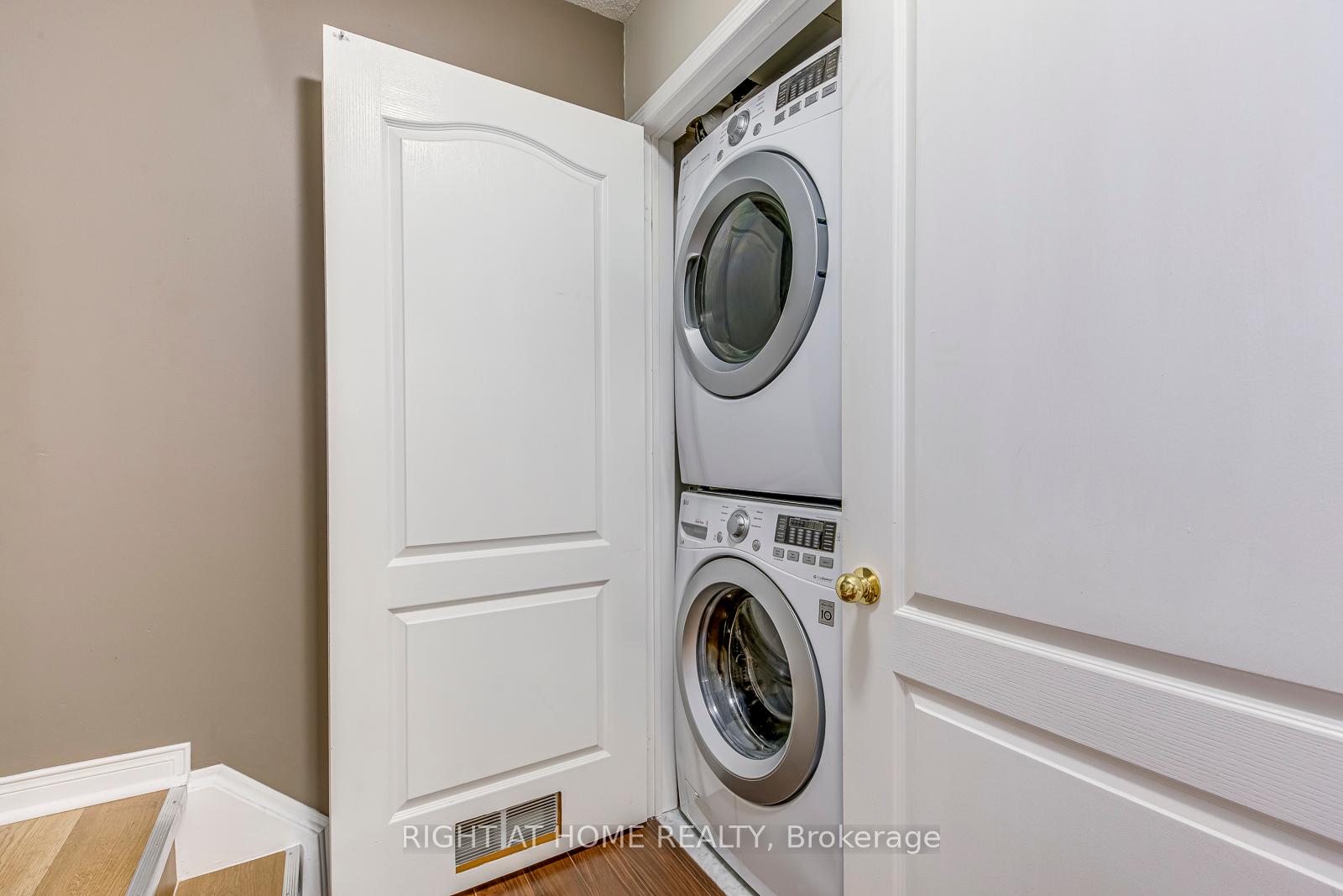 2 Bedrooms Condo at 605 Shoreline, Mississauga For sale