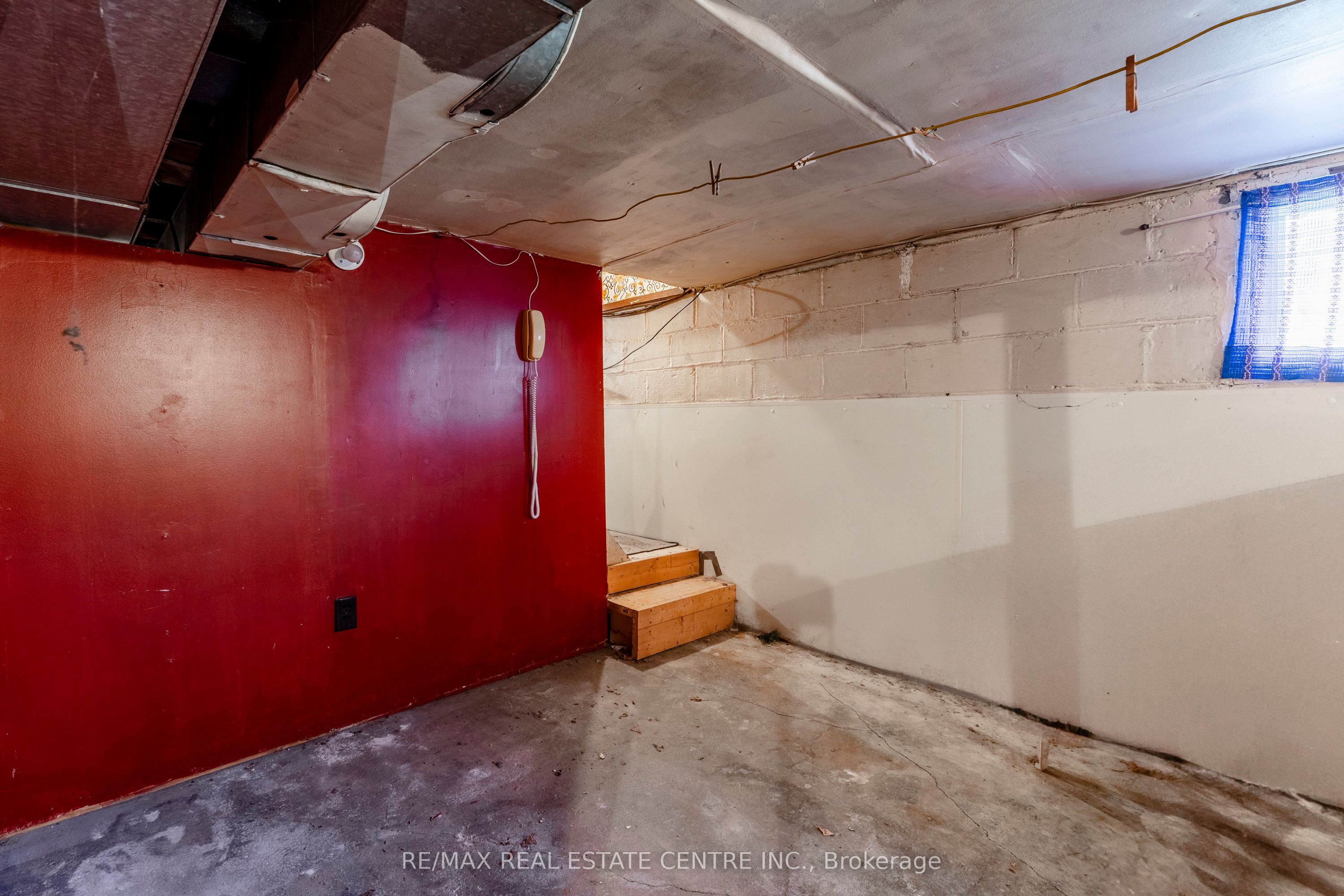 27 Barons Avenue N