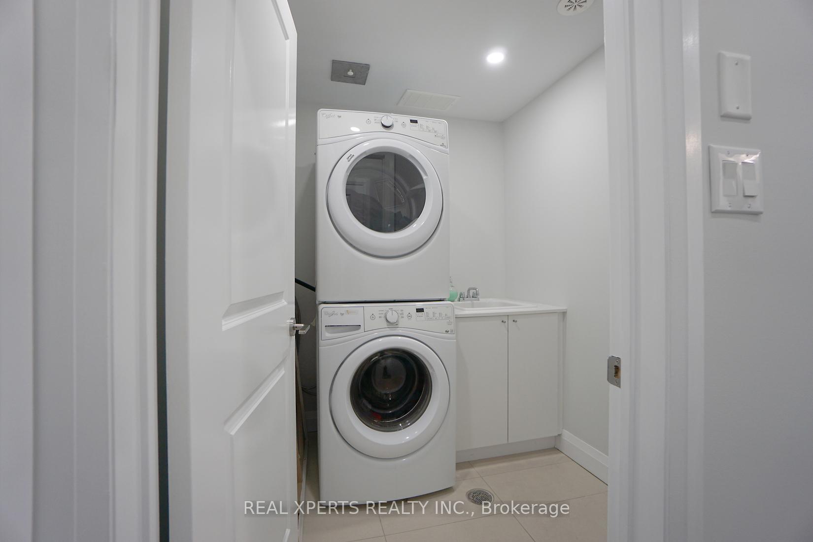 4 Bedrooms Condo at 90 Little Creek,  Mississauga For sale