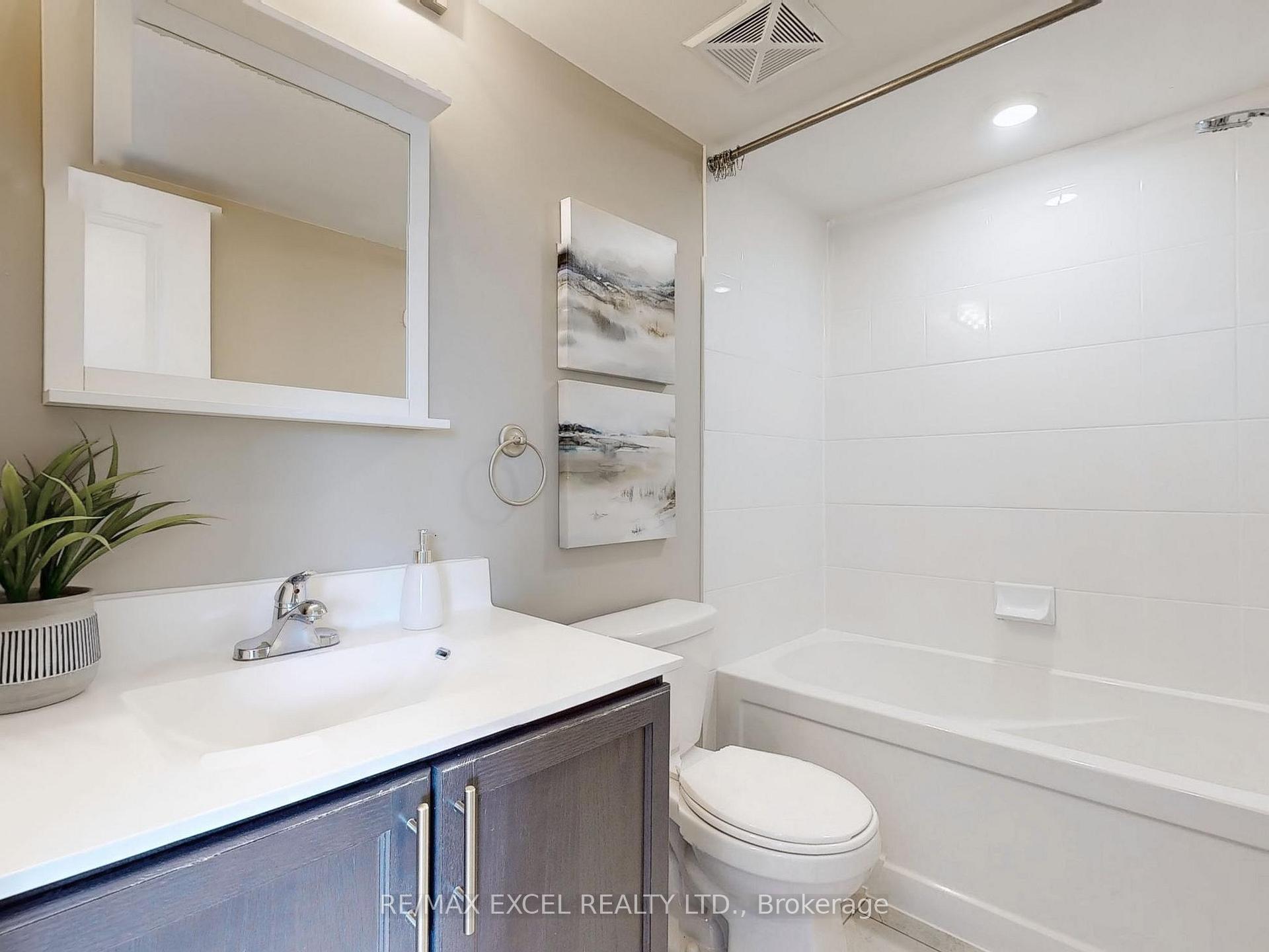 2 Bedrooms Condo at 24 Fieldway,  Toronto For sale