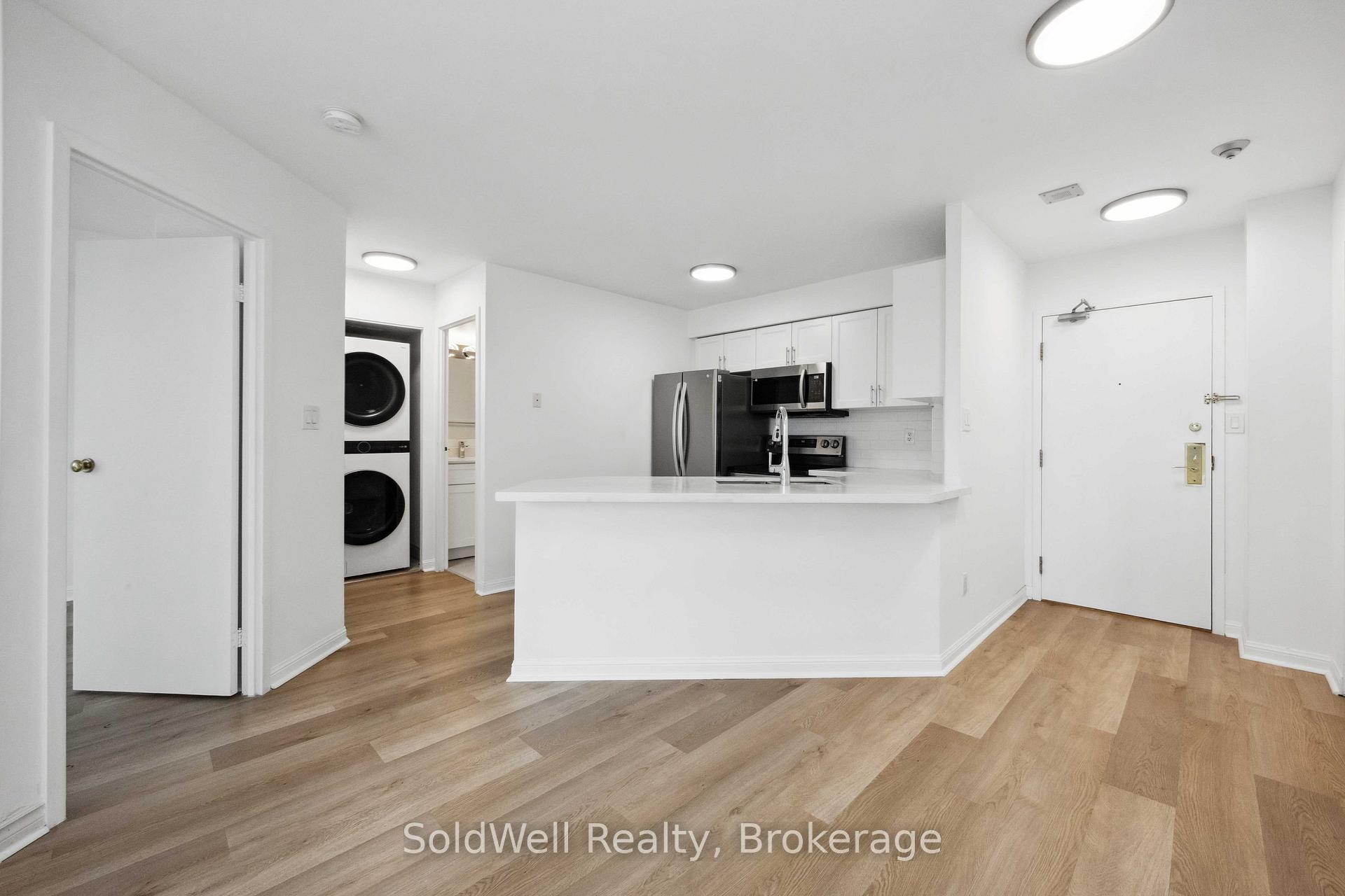2 Bedrooms Condo at 25 Grenville,  Toronto For sale
