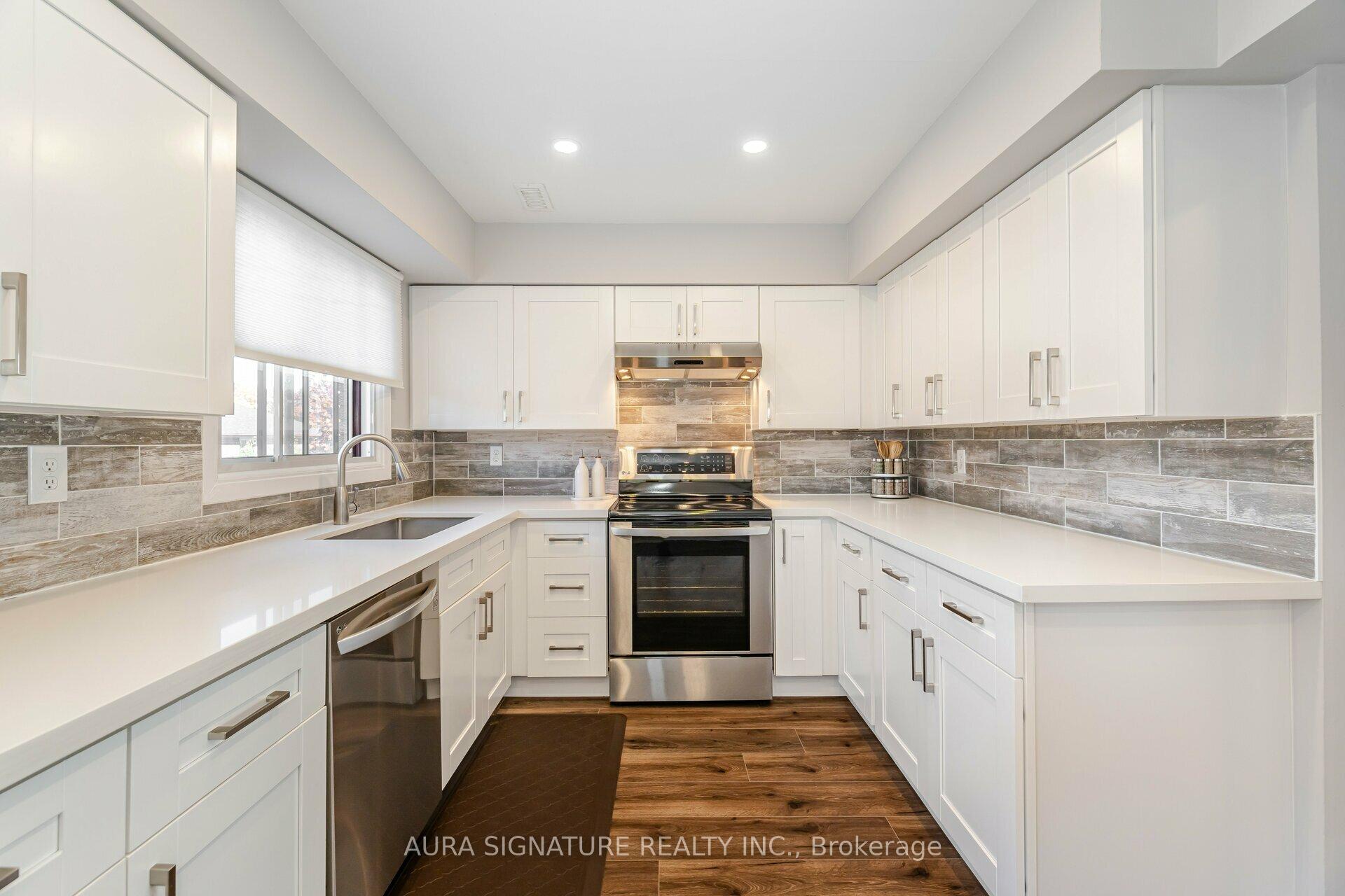 3 Bedrooms Condo at 88 Rainbow, Vaughan For sale