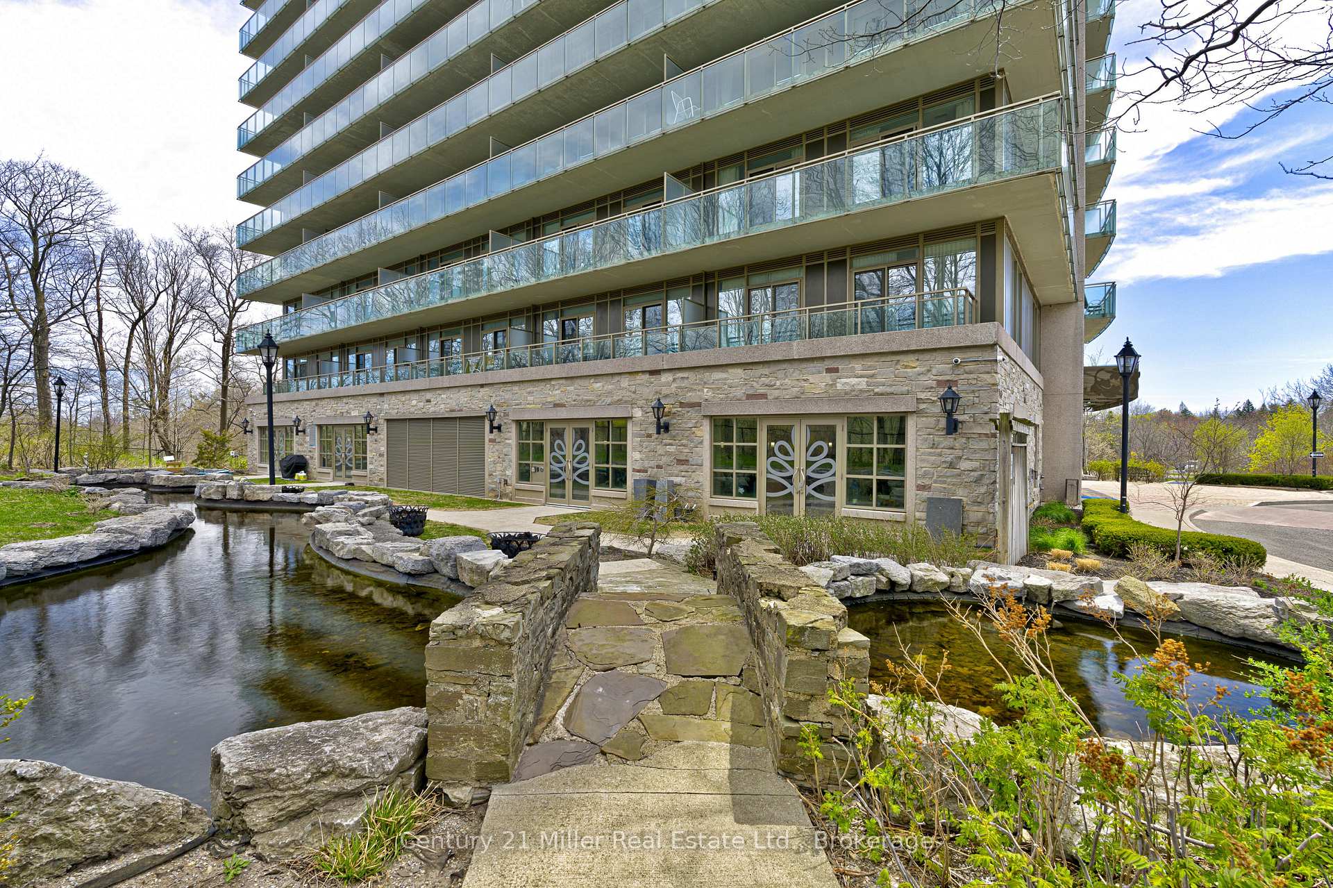 2 Bedrooms Condo at 1665 The Collegeway, Mississauga For sale