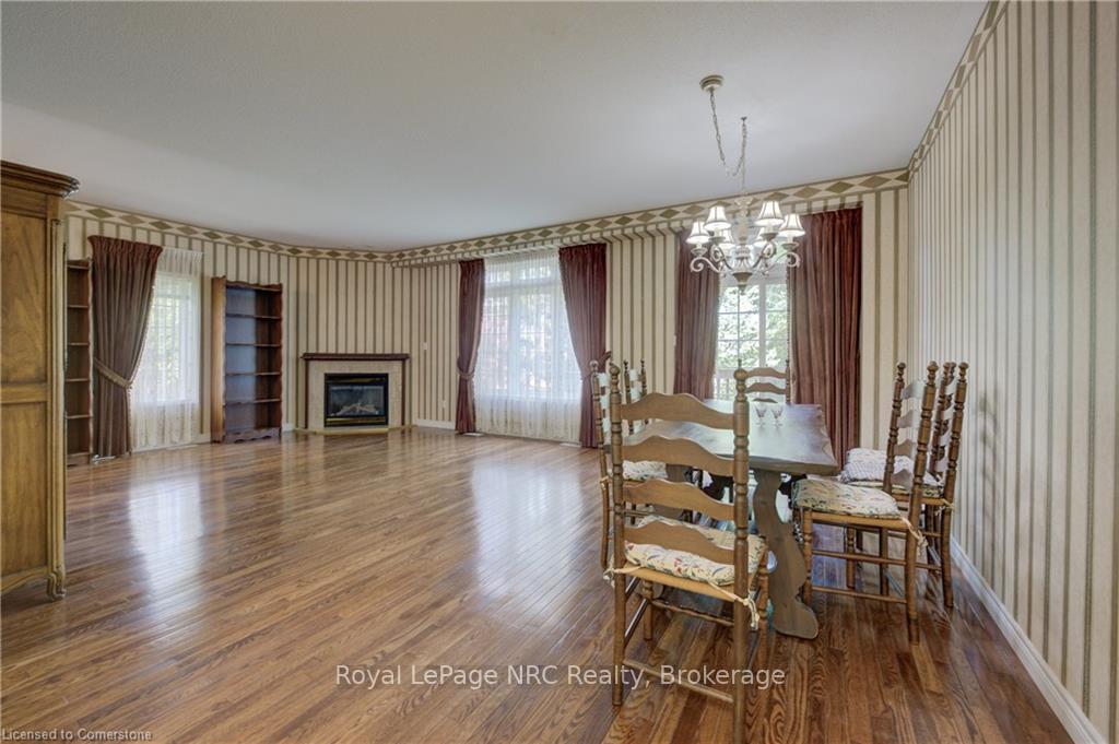 3 Bedrooms Condo at 120 Beddoe, Hamilton For sale