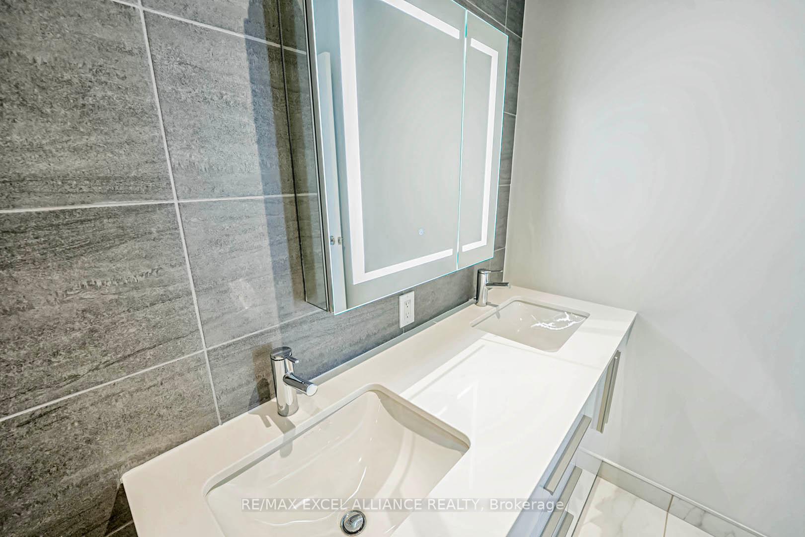 3 Bedrooms Condo at 8 Cumberland,  Toronto For sale