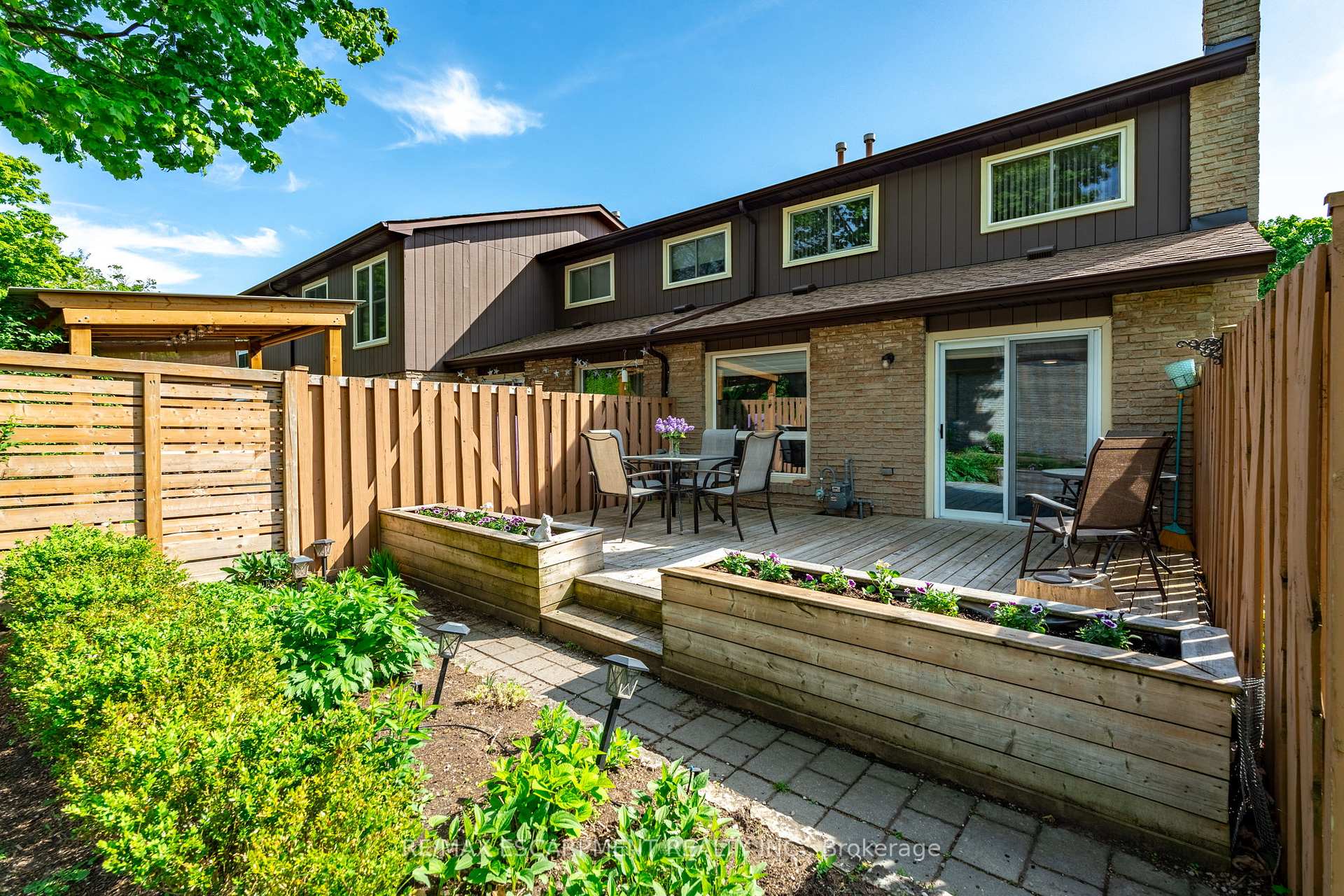 3 Bedrooms Condo at 2301 Cavendish, Burlington For sale
