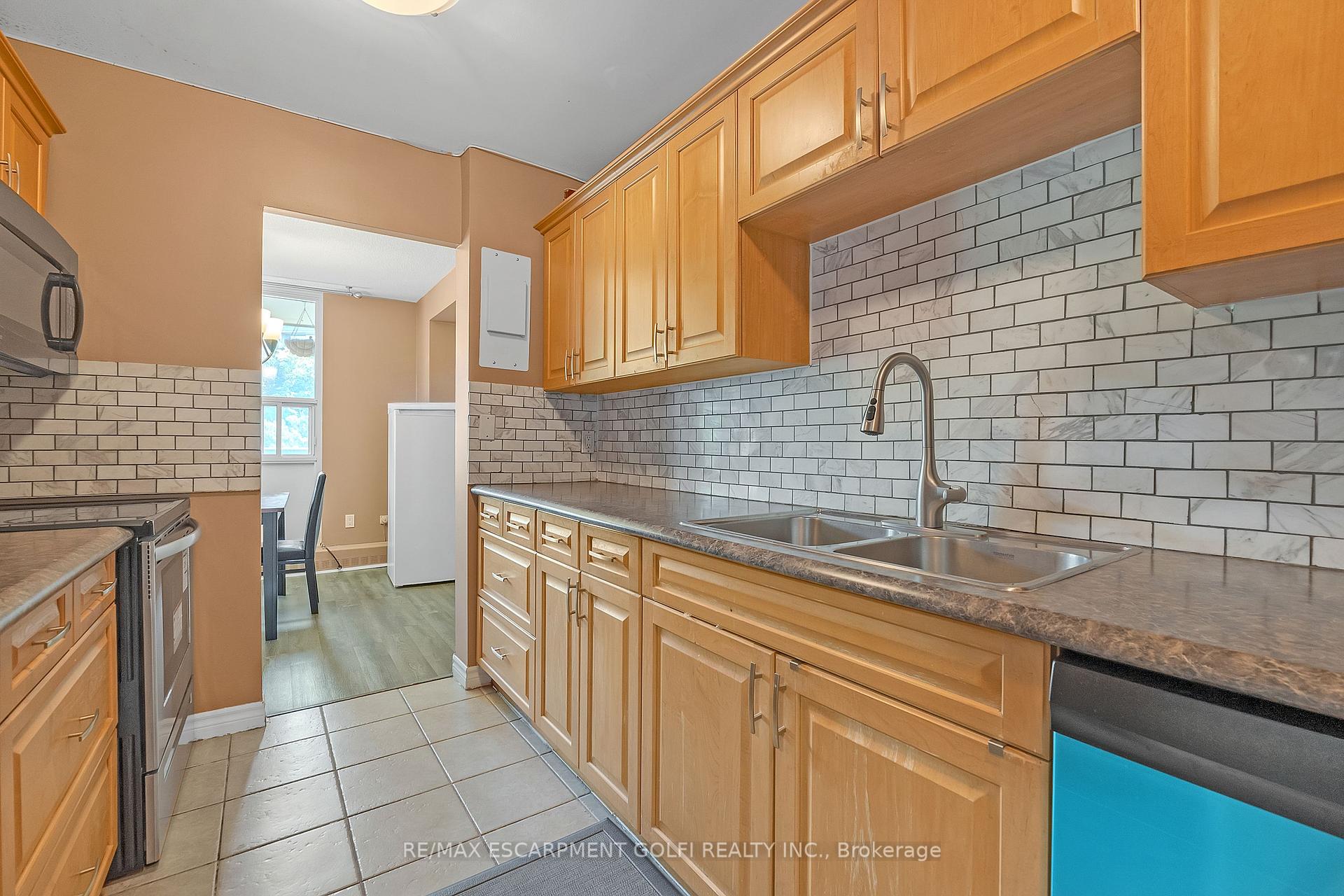 3 Bedrooms Condo at 1966 Main, Hamilton For sale