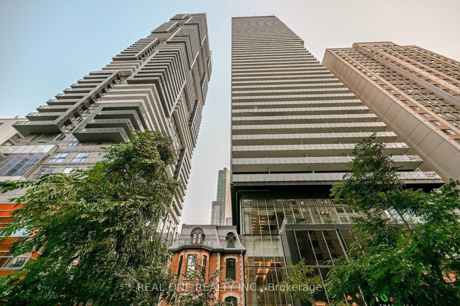 2 Bedrooms Condo at 15 Grenville, Toronto For sale