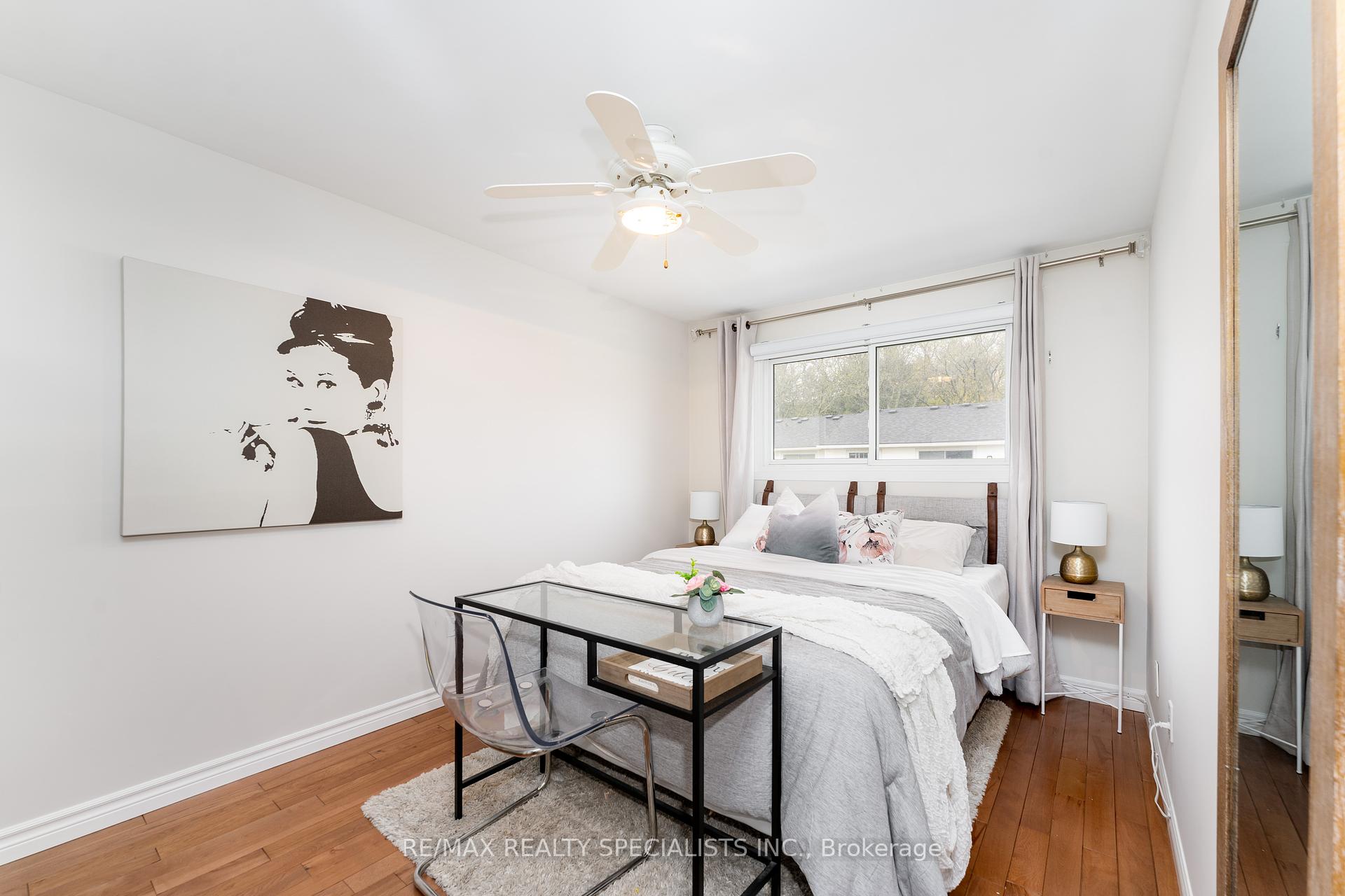 4 Bedrooms Condo at 2230 Upper Middle, Burlington For sale