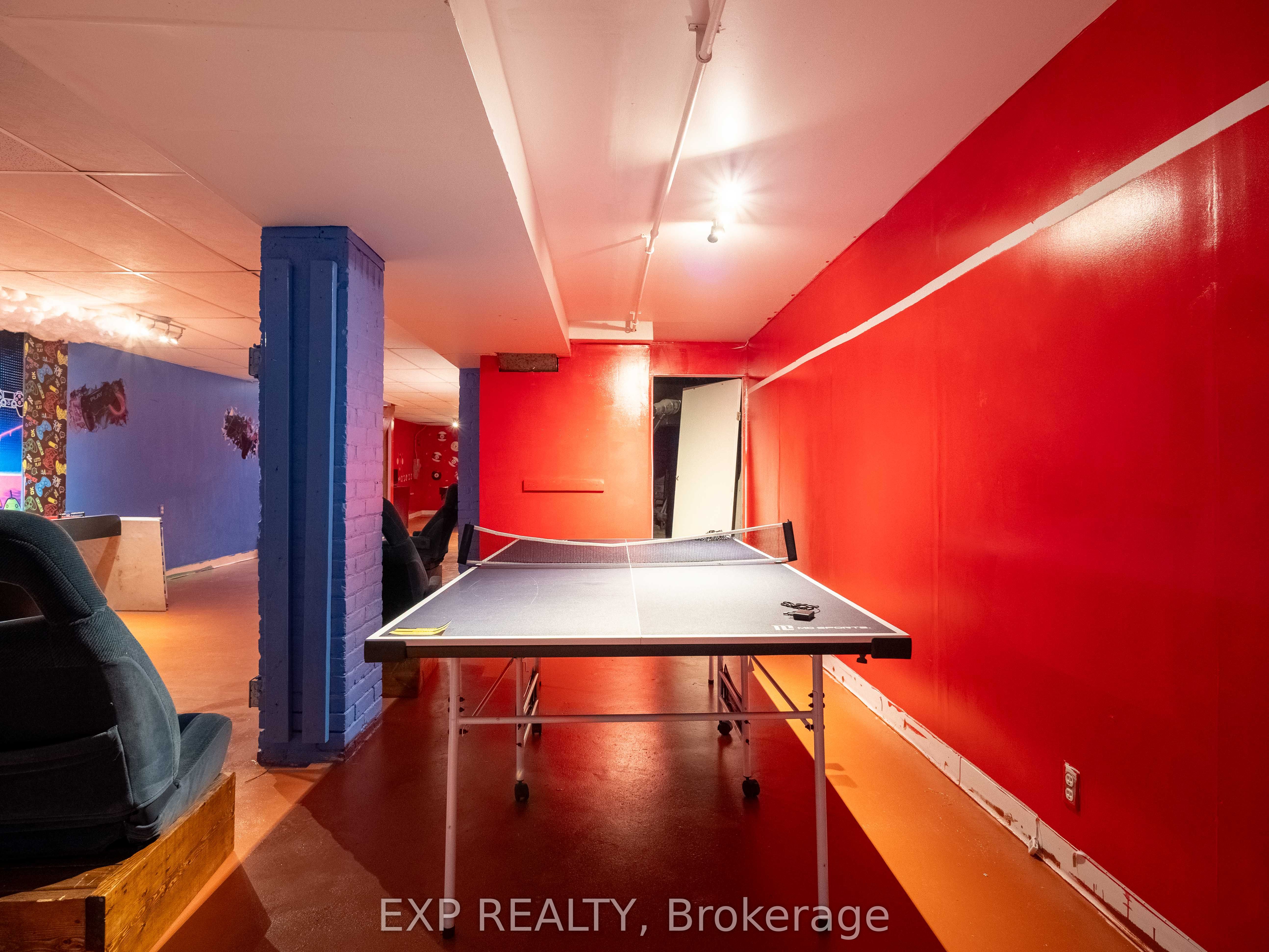 3052 Dundas Street W
