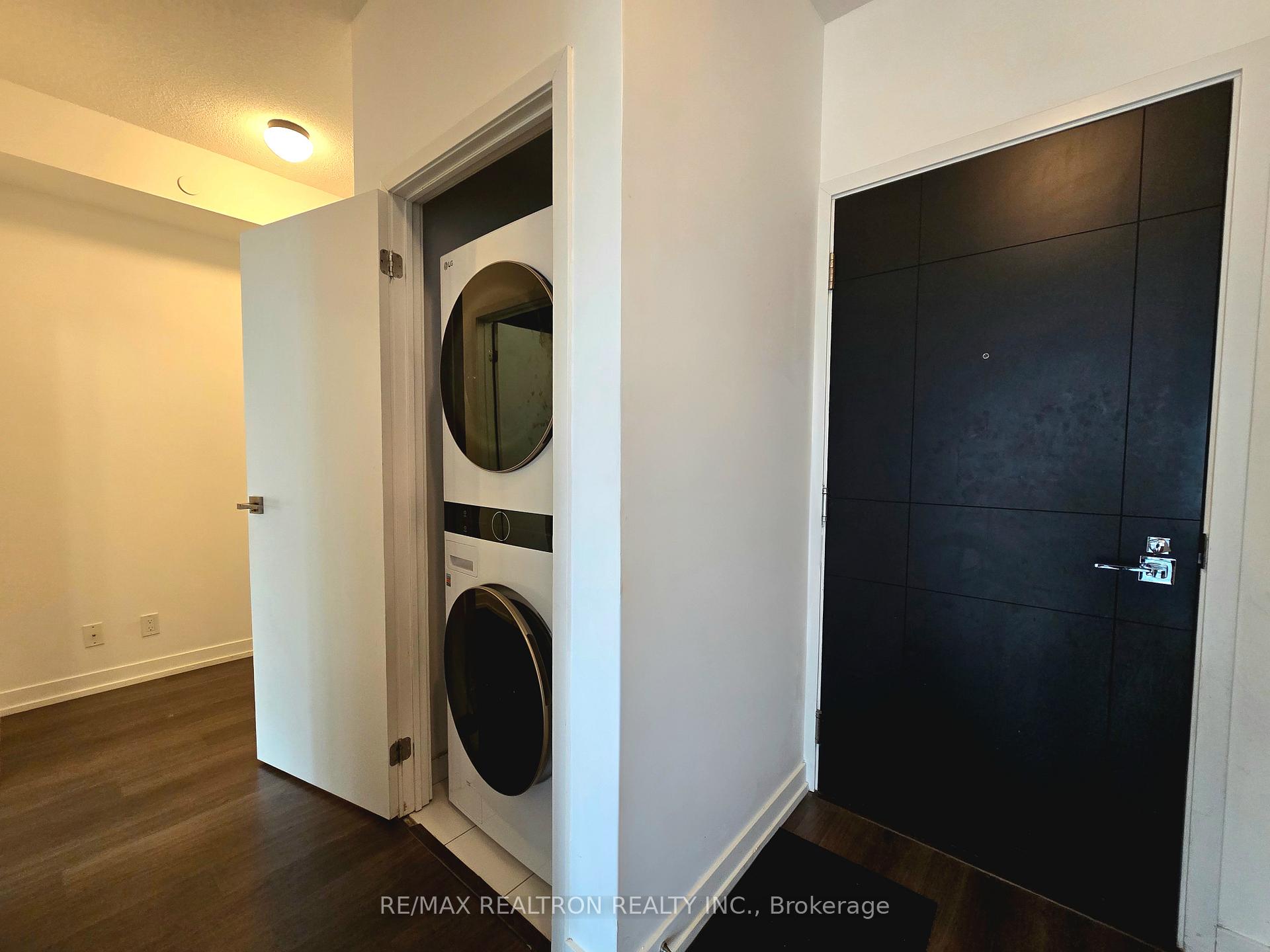 2 Bedrooms Condo at 89 Dunfield,  Toronto For sale