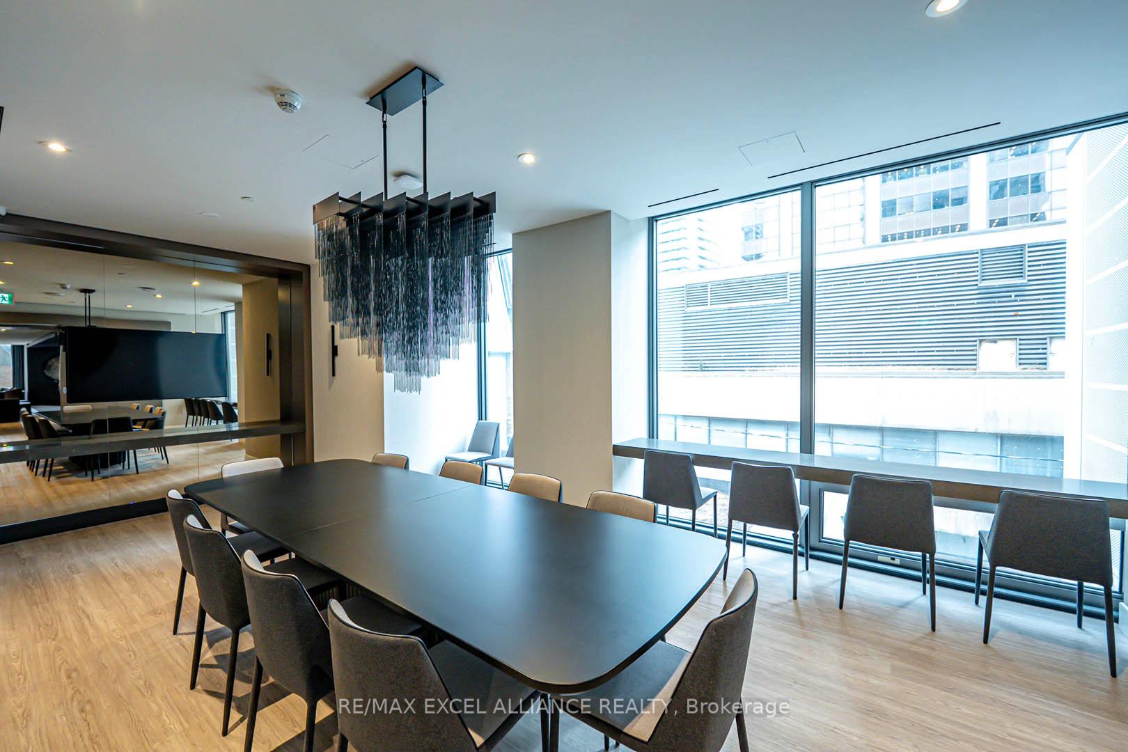 2 Bedrooms Condo at 8 Cumberland,  Toronto For sale
