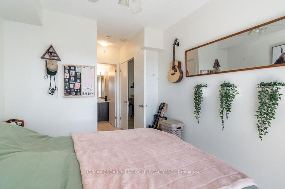 550 North Service Road, #404