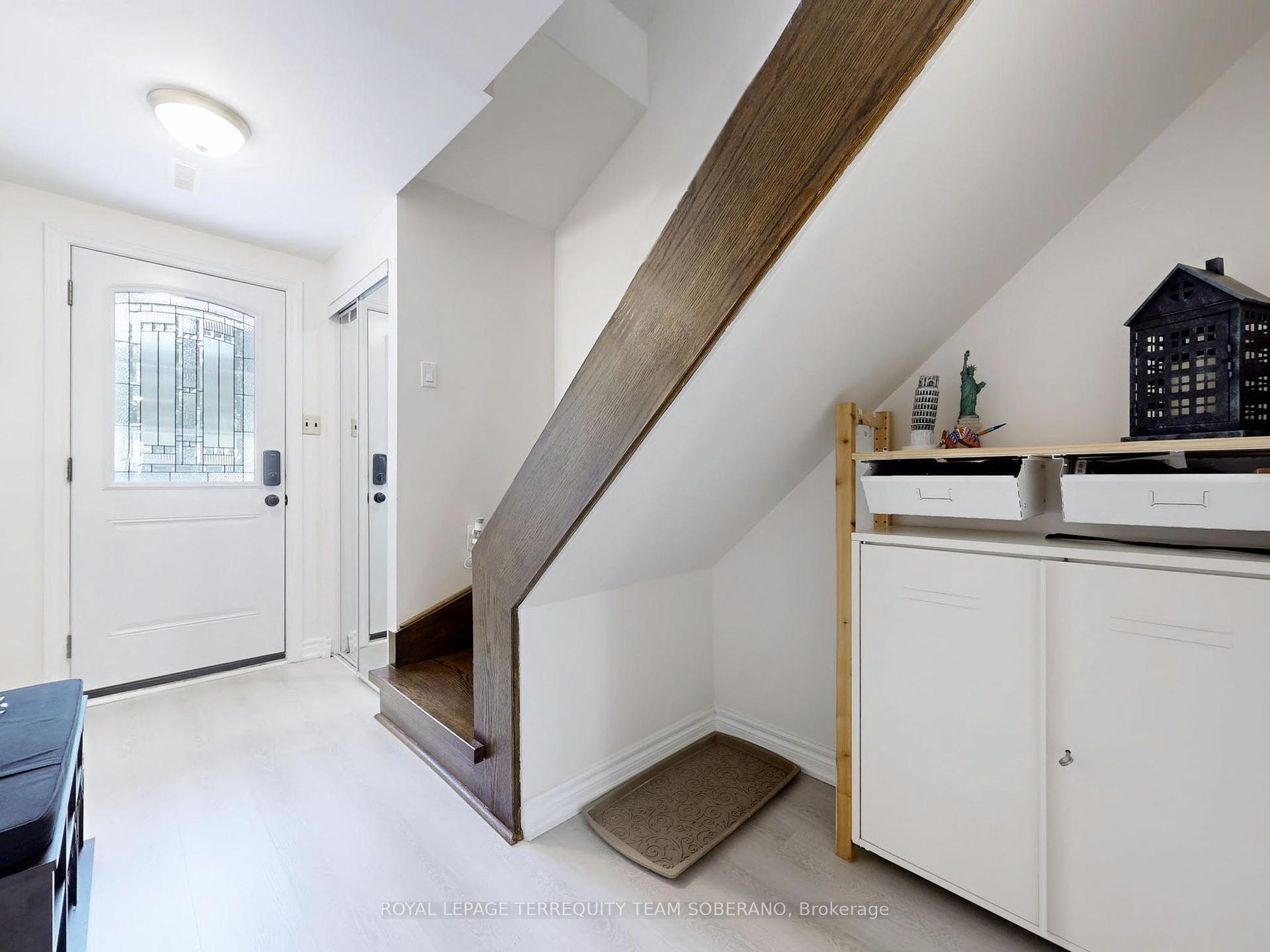 3 Bedrooms Condo at 8 Village Greenway, Toronto For sale