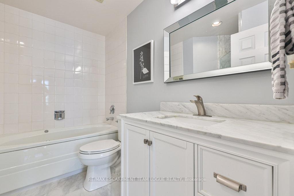 2 Bedrooms Condo at 2511 Lakeshore, Oakville For sale