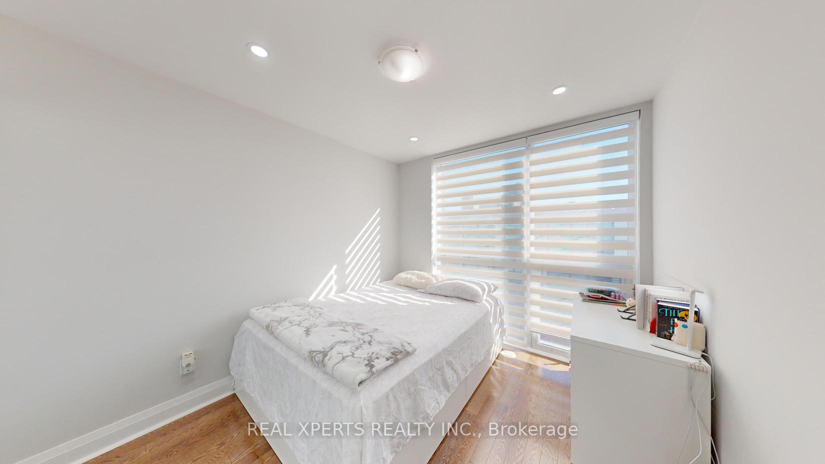 4 Bedrooms Condo at 90 Little Creek,  Mississauga For sale