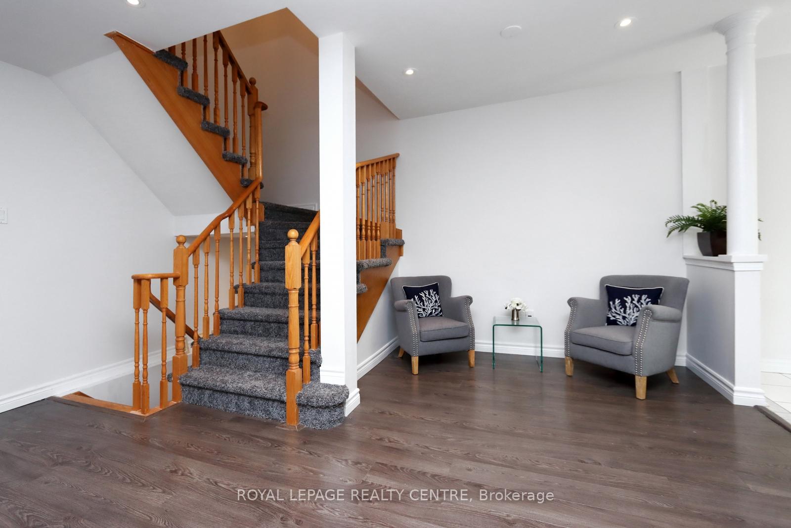 3 Bedrooms Condo at 5525 Palmerston, Mississauga For sale