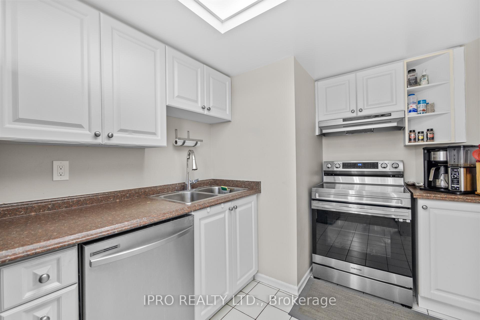 3 Bedrooms Condo at 4460 Tucana, Mississauga For sale