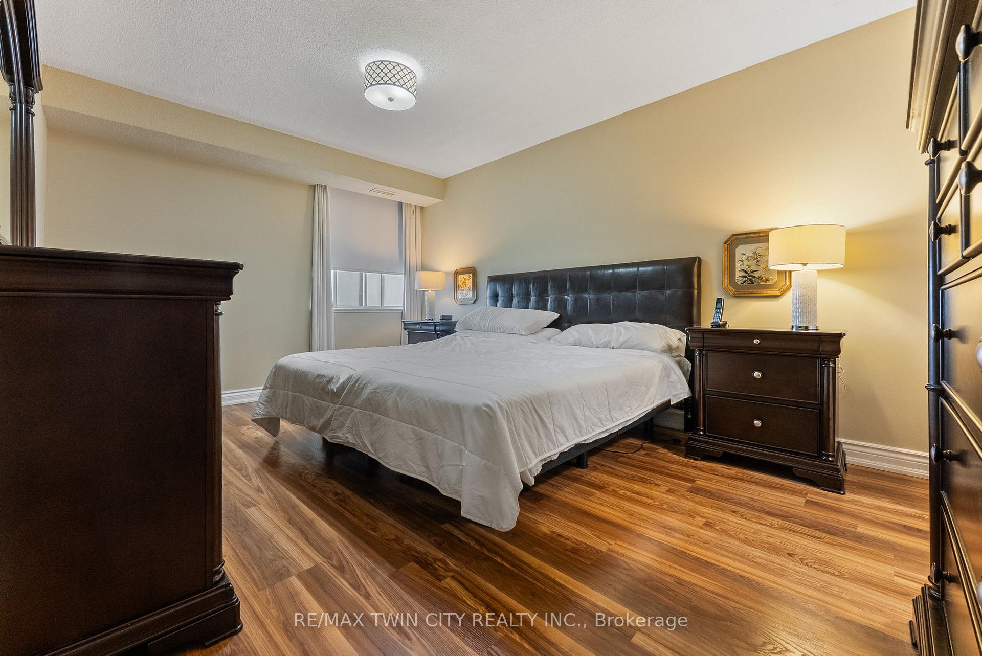 2 Bedrooms Condo at 301 Frances, Hamilton For sale