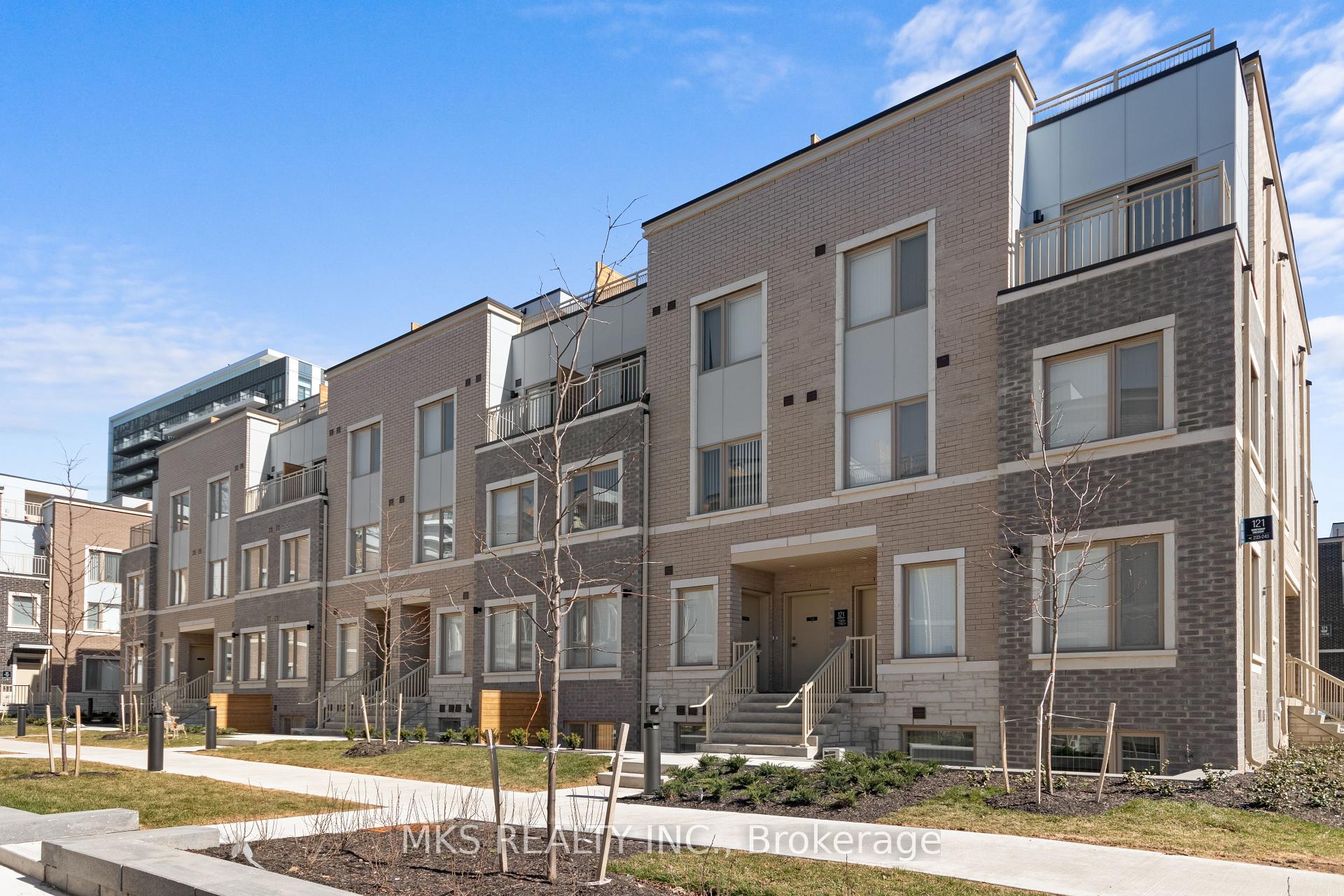 3 Bedrooms Condo at 121 Honeycrisp,  Vaughan For sale