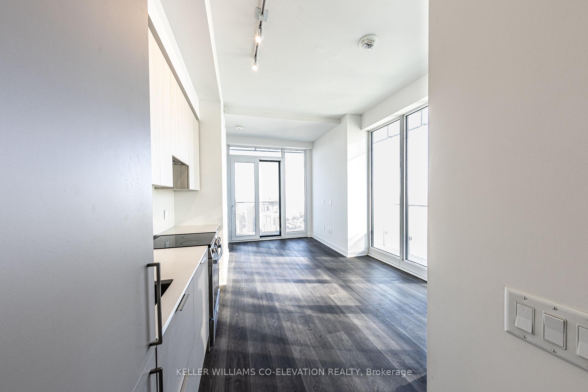 3 Bedrooms Condo at 3900 Confederation, Mississauga For sale