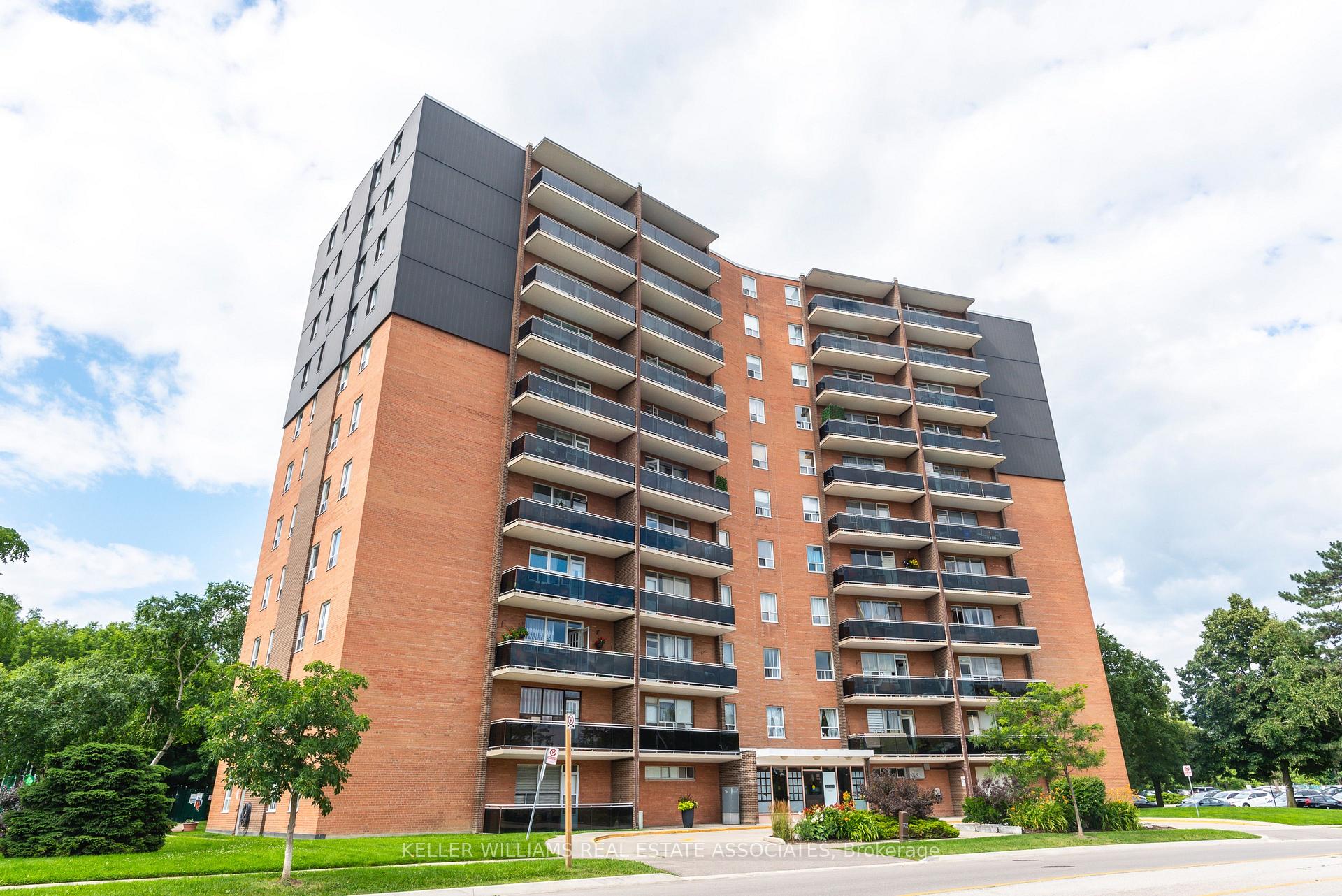 2 Bedrooms Condo at 3145 Queen Frederica, Mississauga For sale