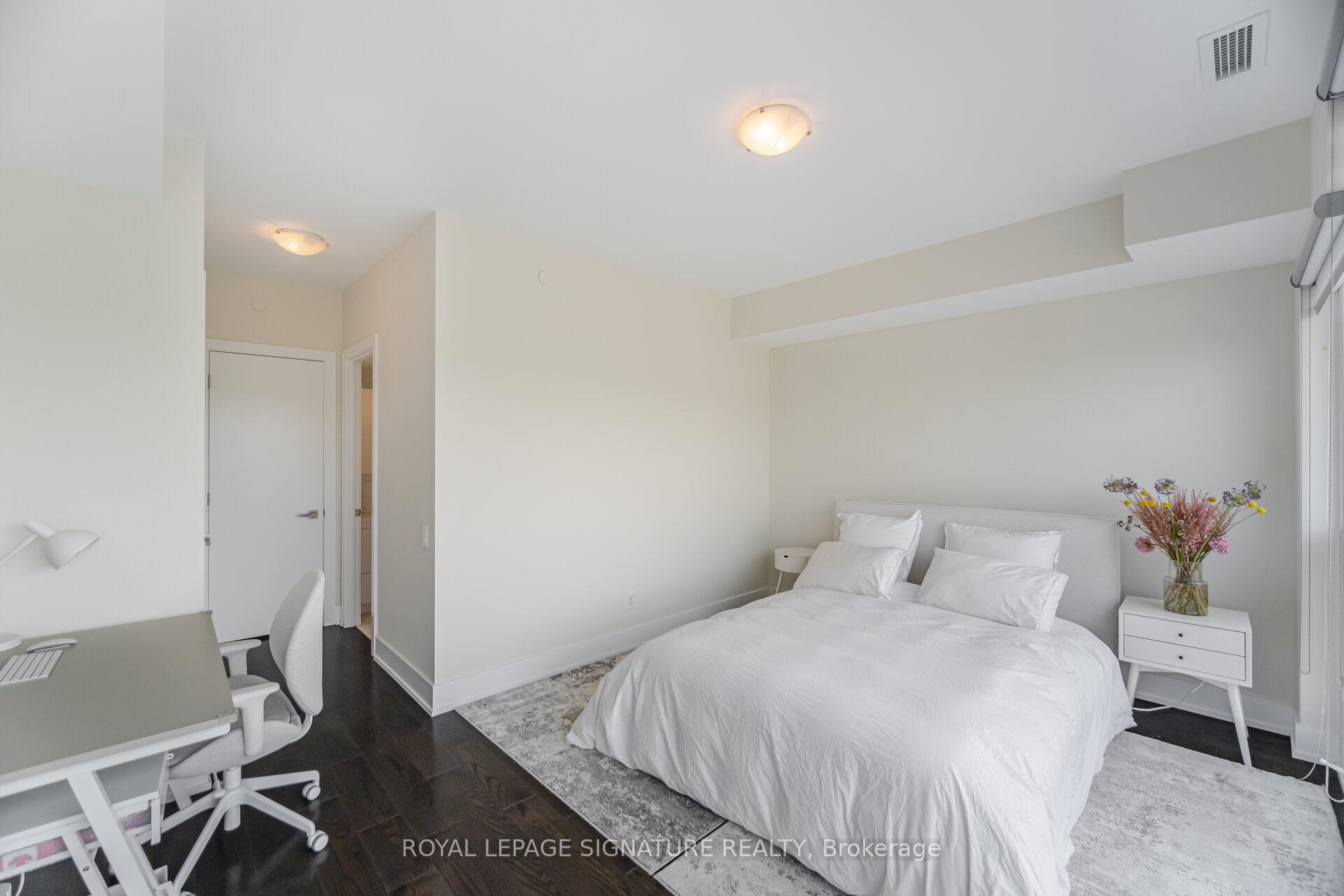 2 Bedrooms Condo at 170 Avenue, Toronto For sale