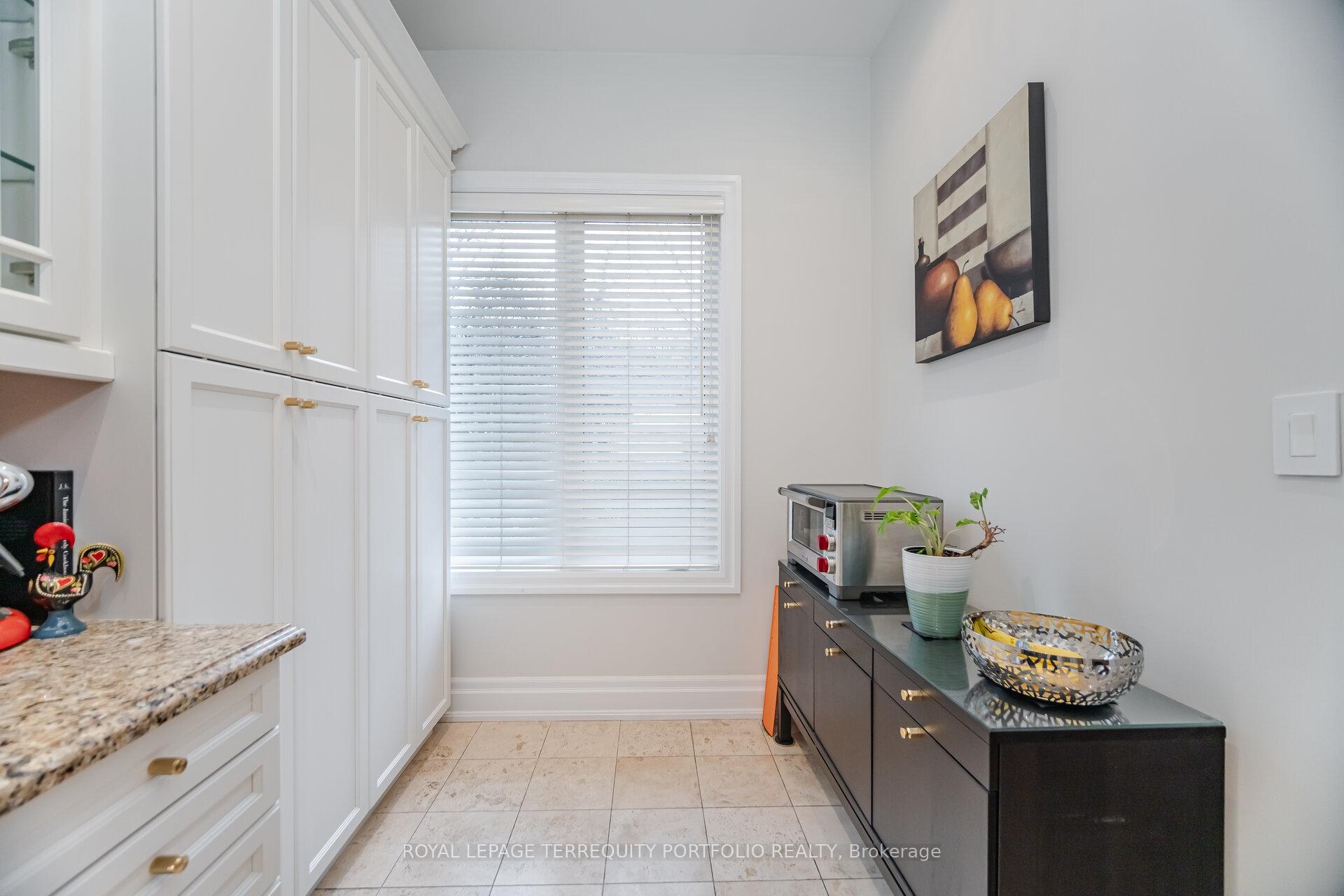 4 Bedrooms Condo at 51 York Mills,  Toronto For sale
