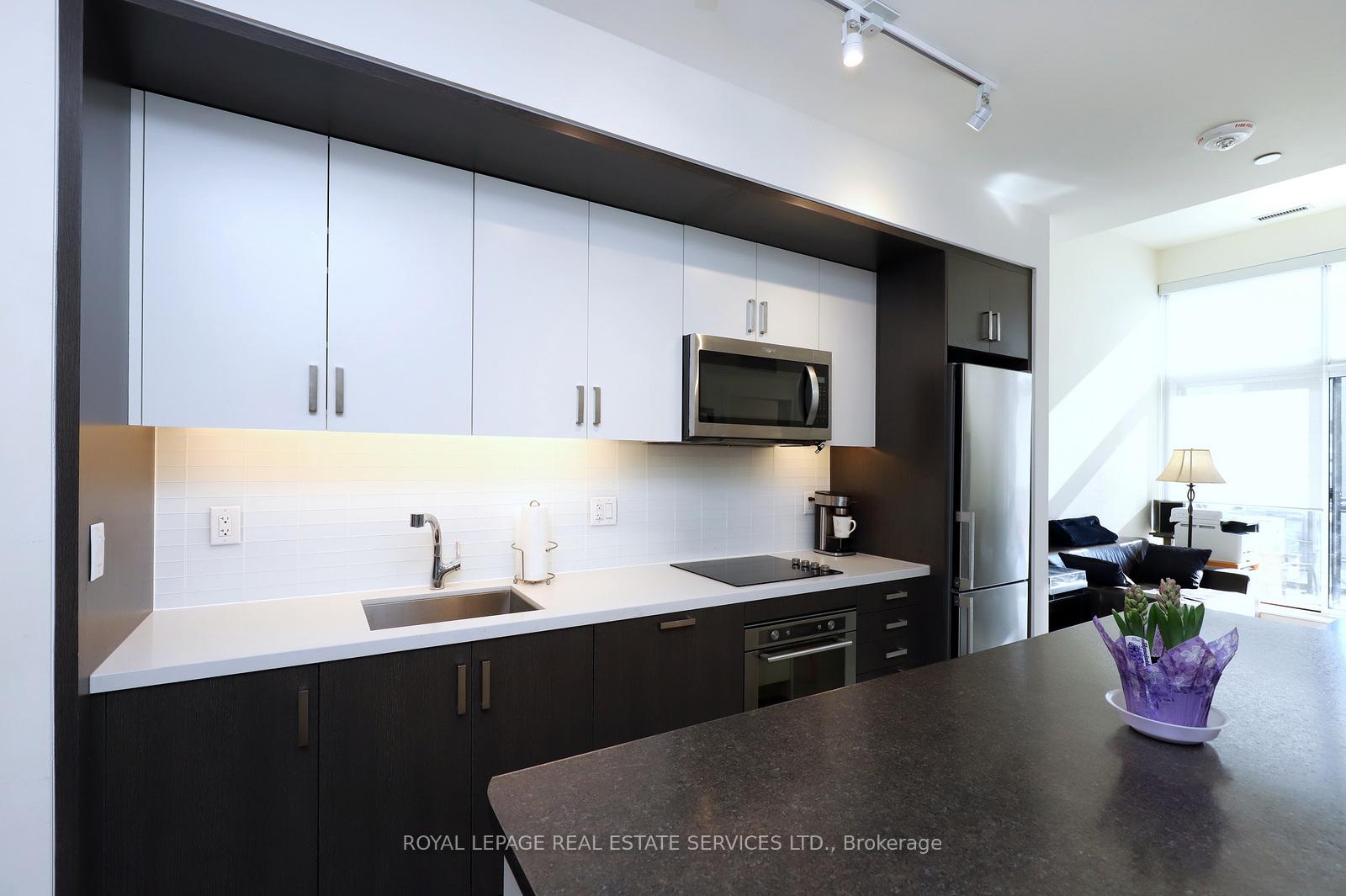 2 Bedrooms Condo at 1575 Lakeshore, Mississauga For sale