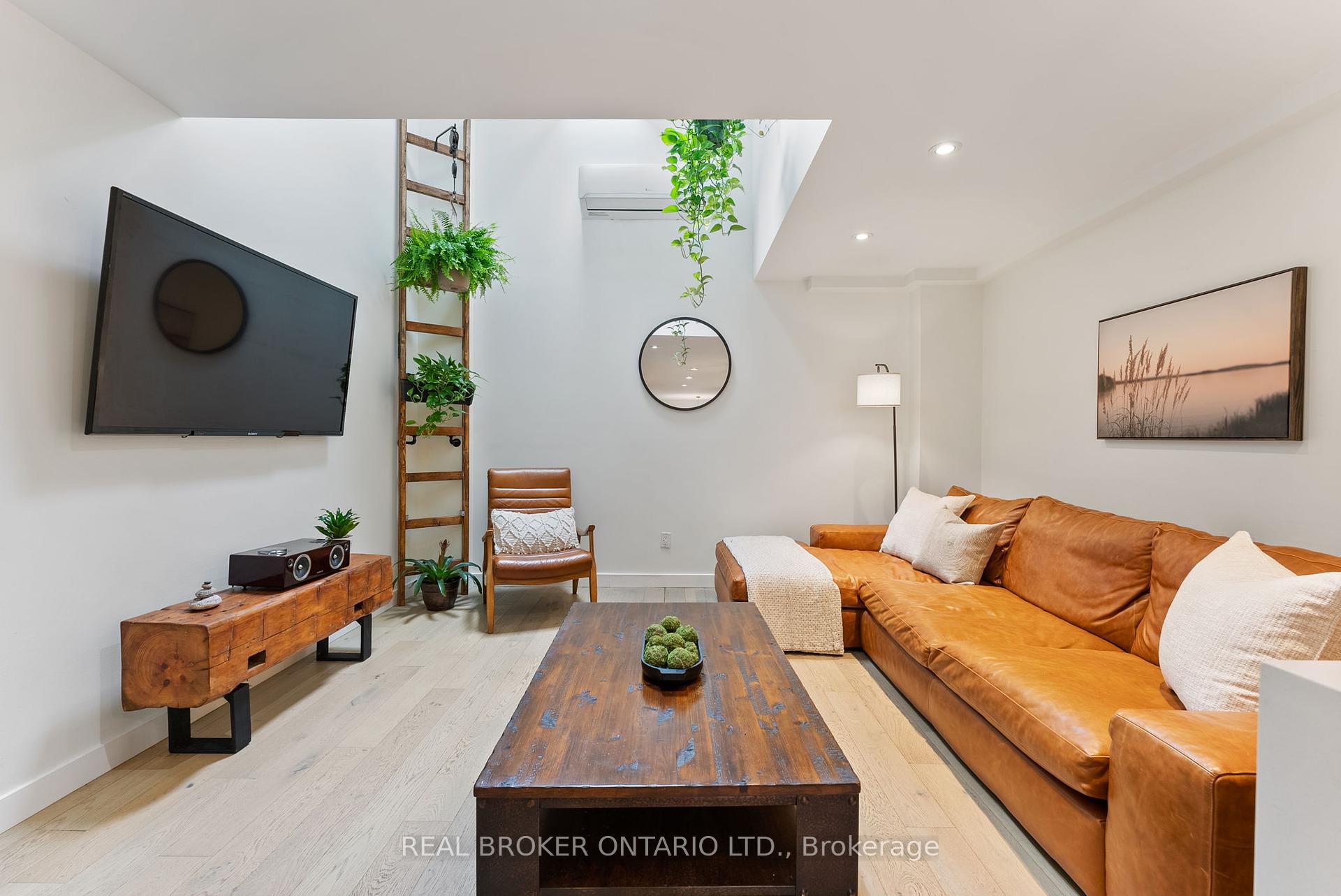 2 Bedrooms Condo at 23 Macaulay, Hamilton For sale
