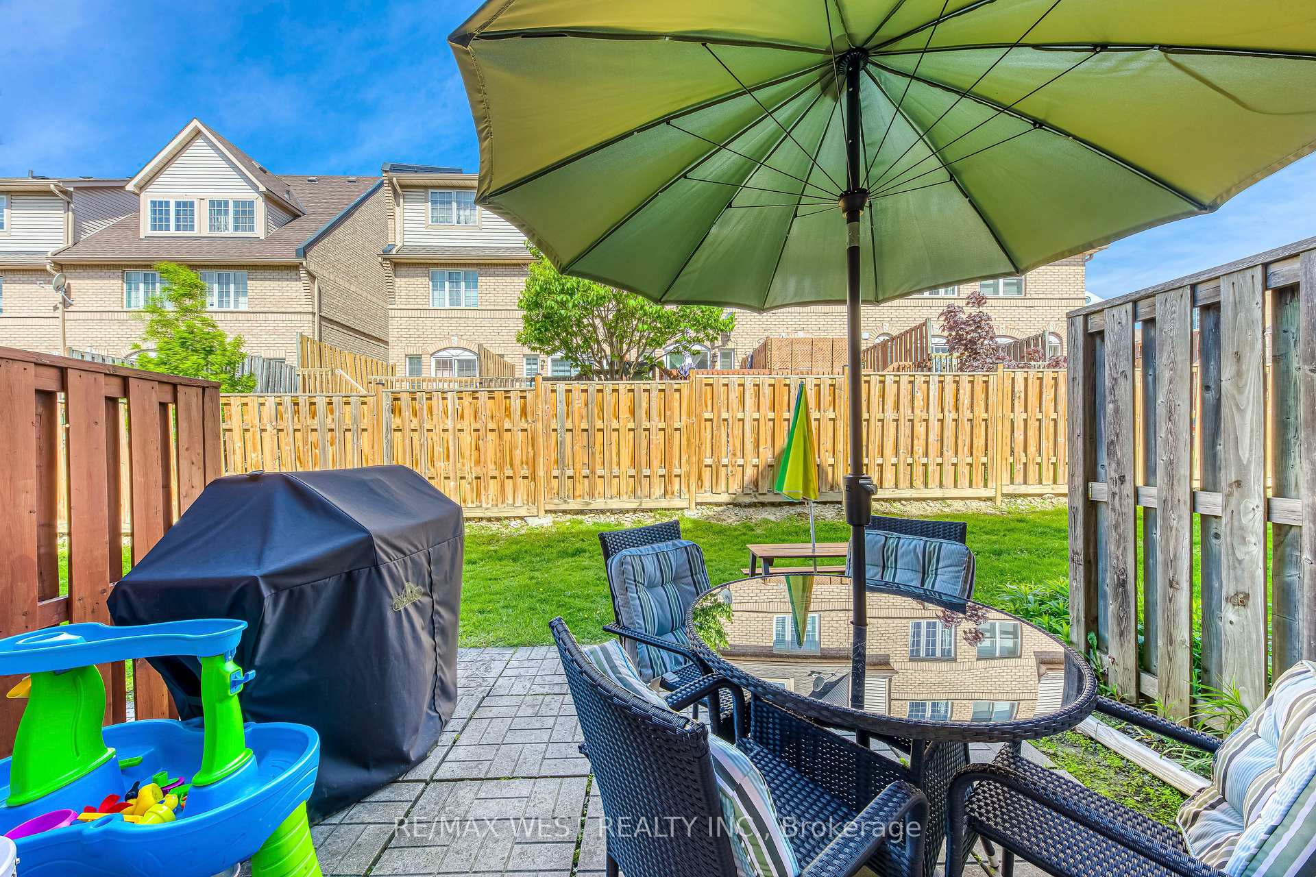 3 Bedrooms Condo at 50 Strathaven, Mississauga For sale