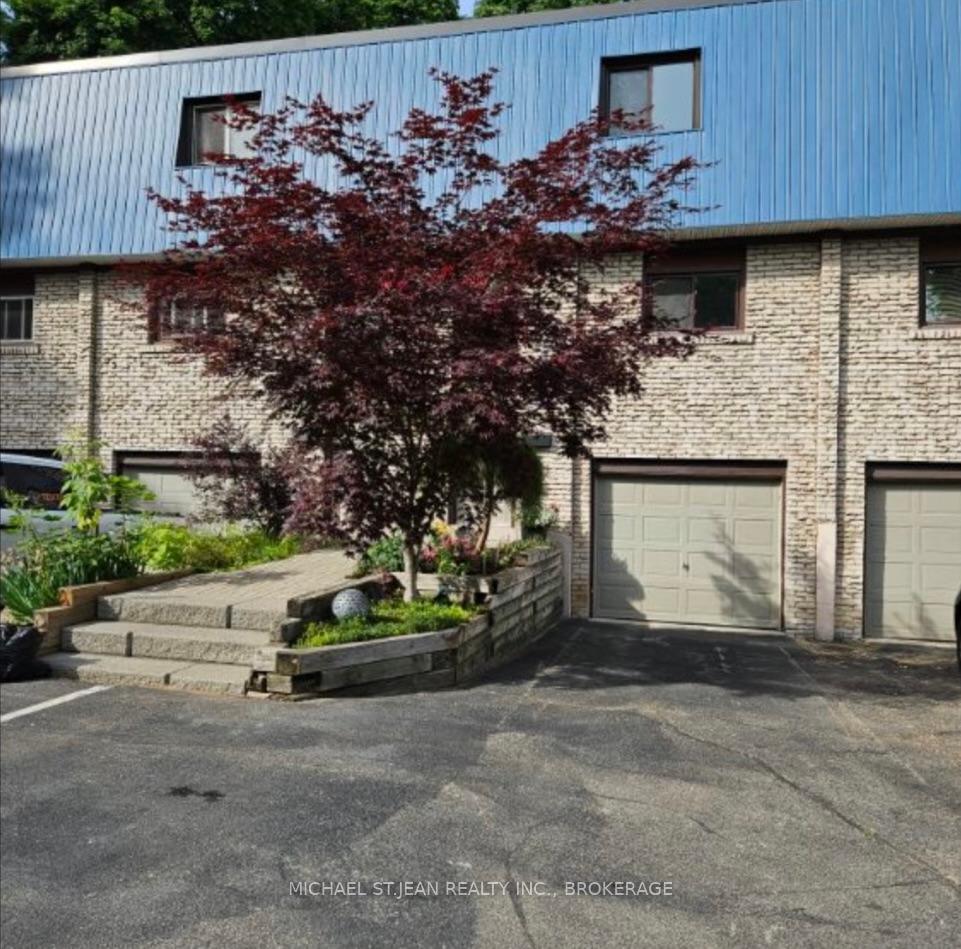 2 Bedrooms Condo at 621 Francis, Burlington For sale