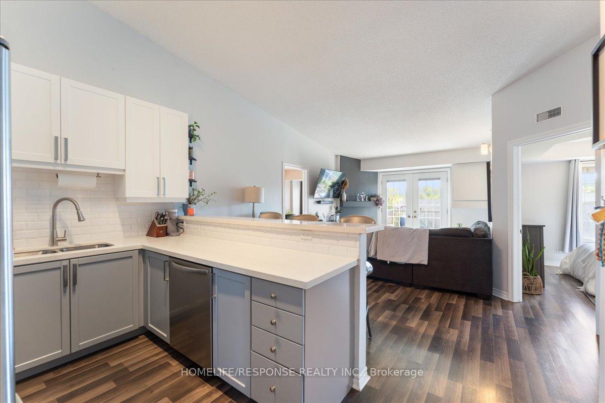 2 Bedrooms Condo at 1820 Walker’s, Burlington For sale
