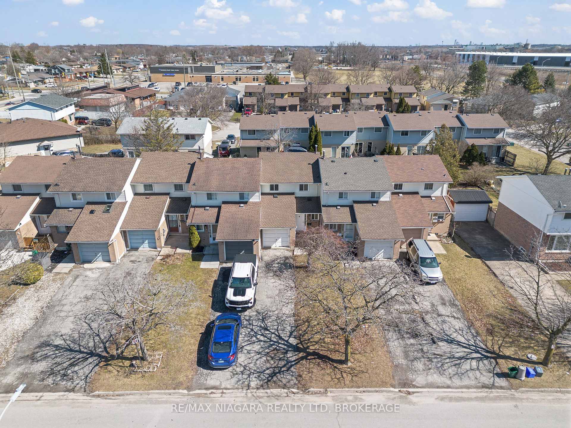 18 JULIE Drive, Thorold, ON L2V 4L5