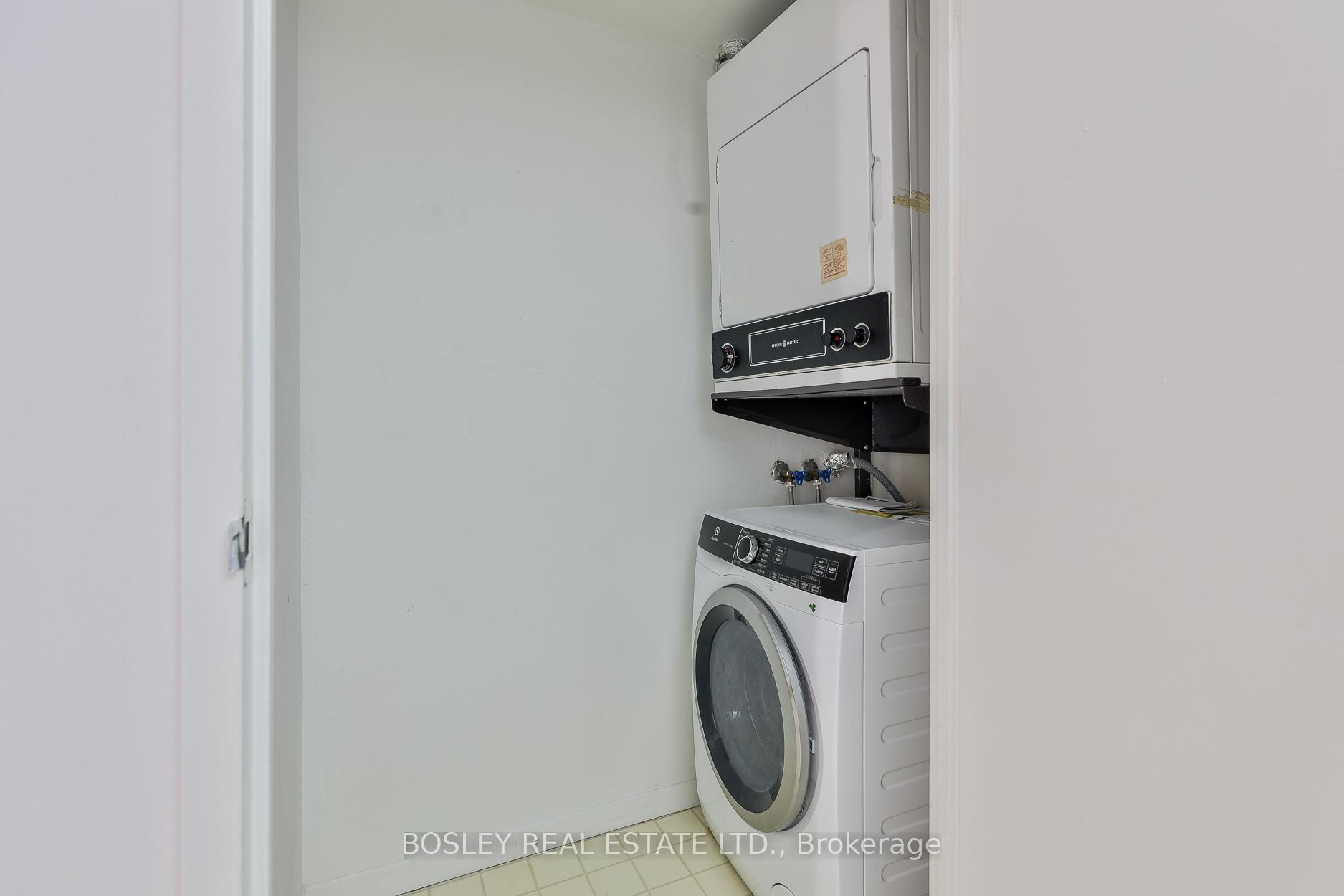 2 Bedrooms Condo at 1001 Bay, Toronto For sale