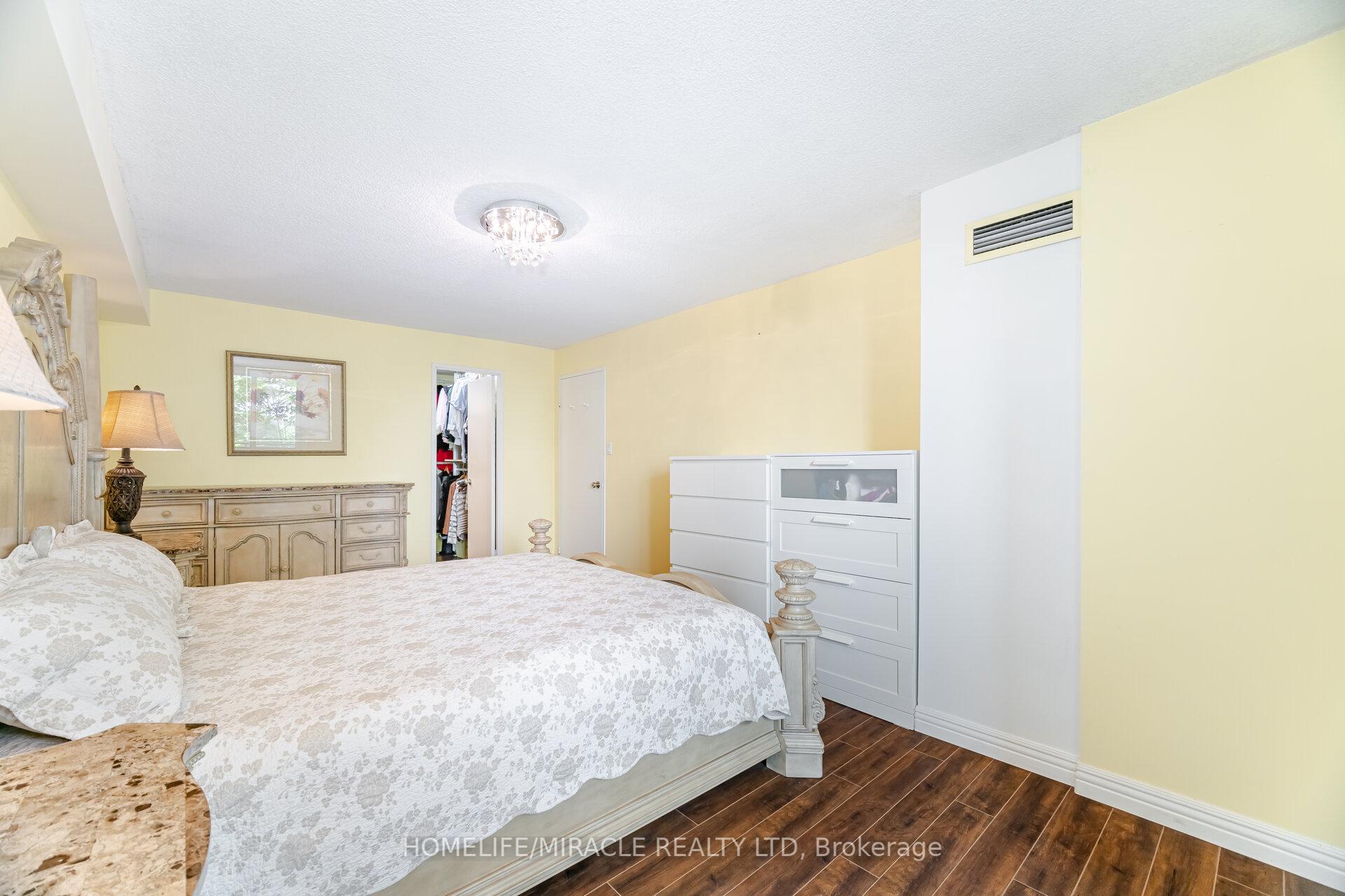 3 Bedrooms Condo at 1320 Mississauga valley, Mississauga For sale