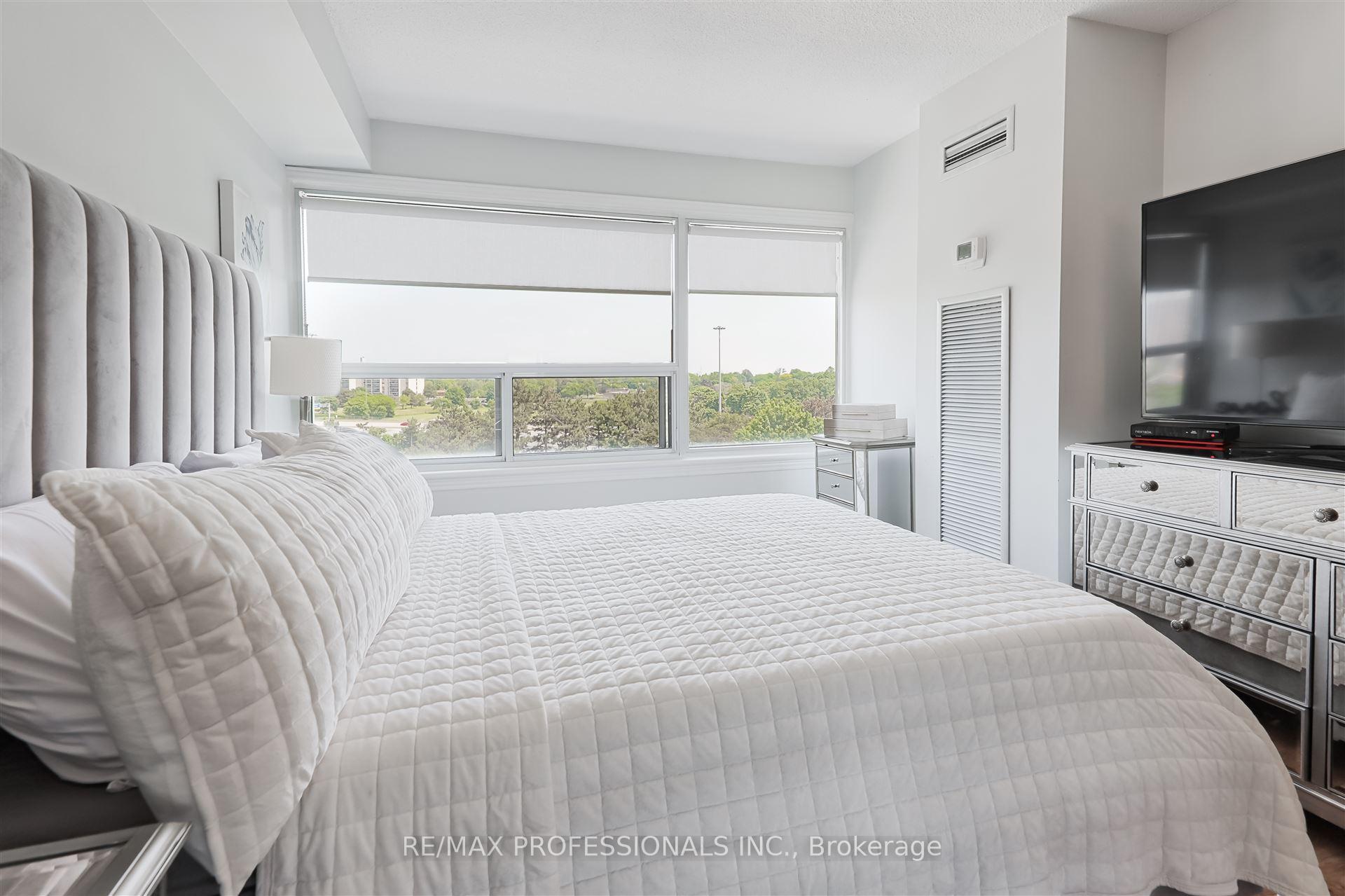 3 Bedrooms Condo at 475 The West Mall, Toronto For sale