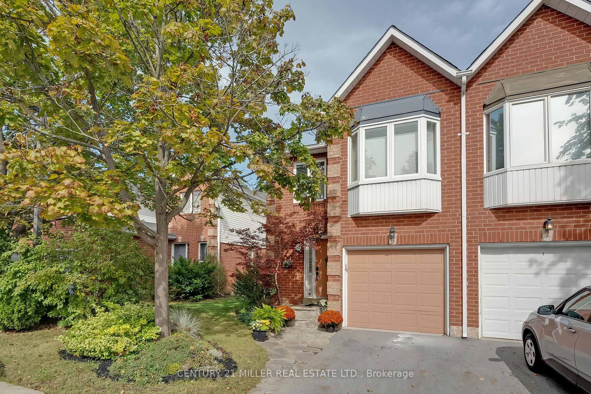 3 Bedrooms Condo at 1240 Westview, Oakville For sale