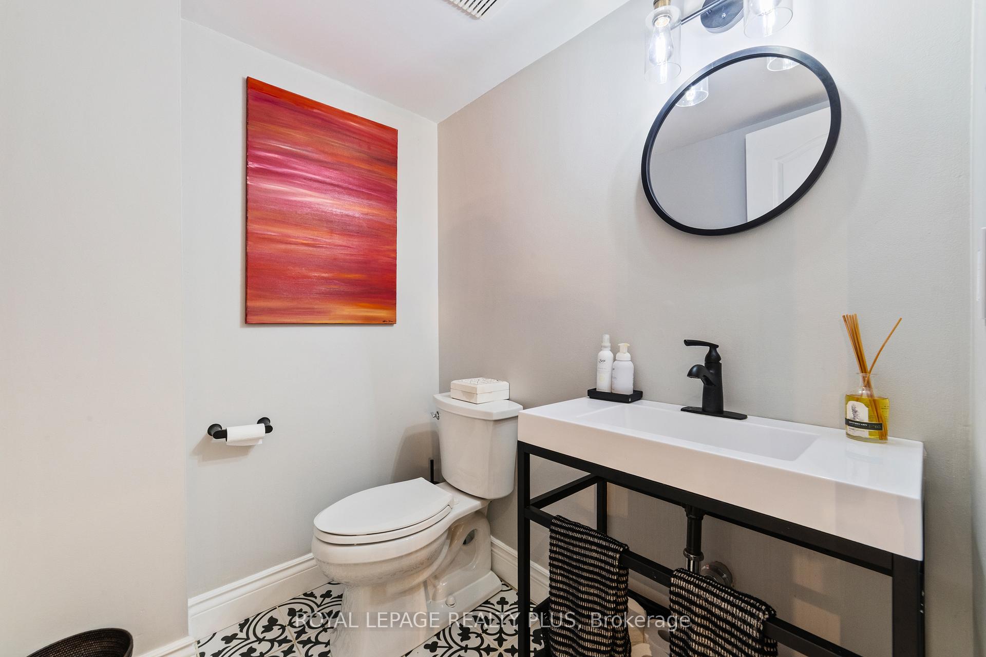 3 Bedrooms Condo at 928 Queen, Mississauga For sale