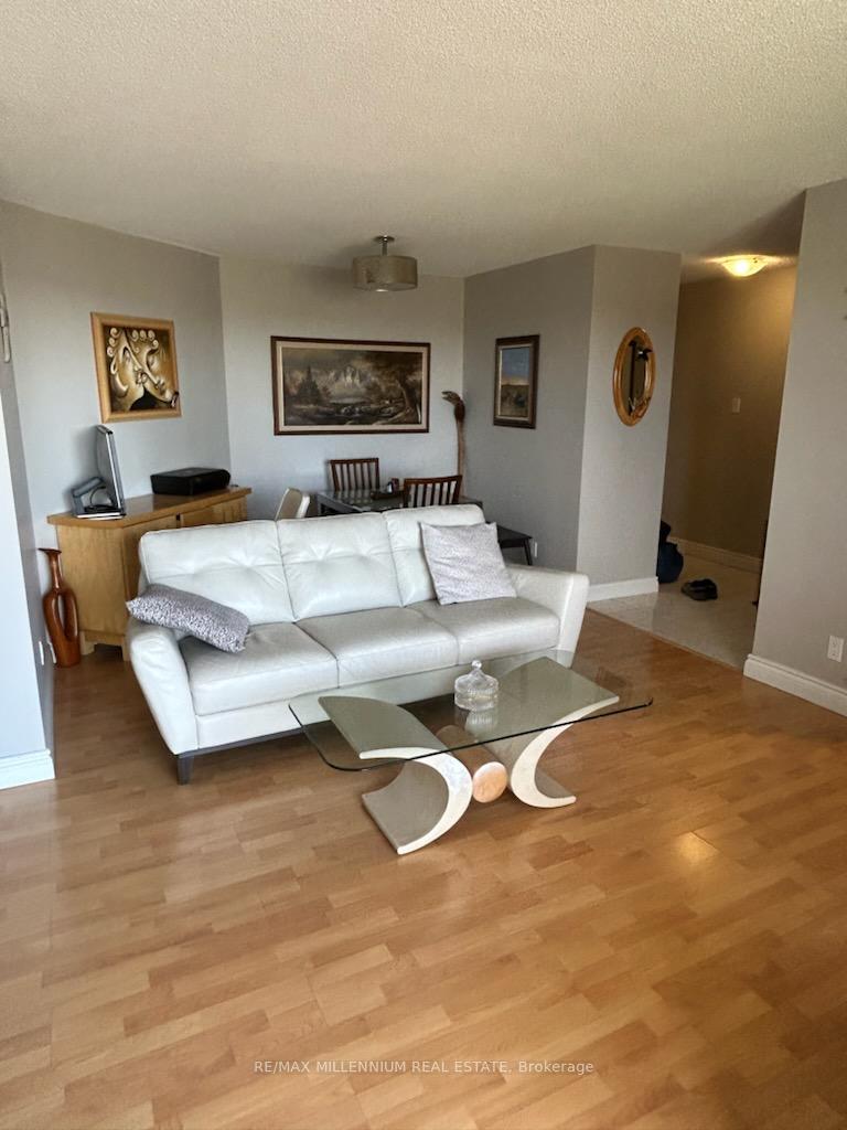 2 Bedrooms Condo at 61 Markbrook, Toronto For sale